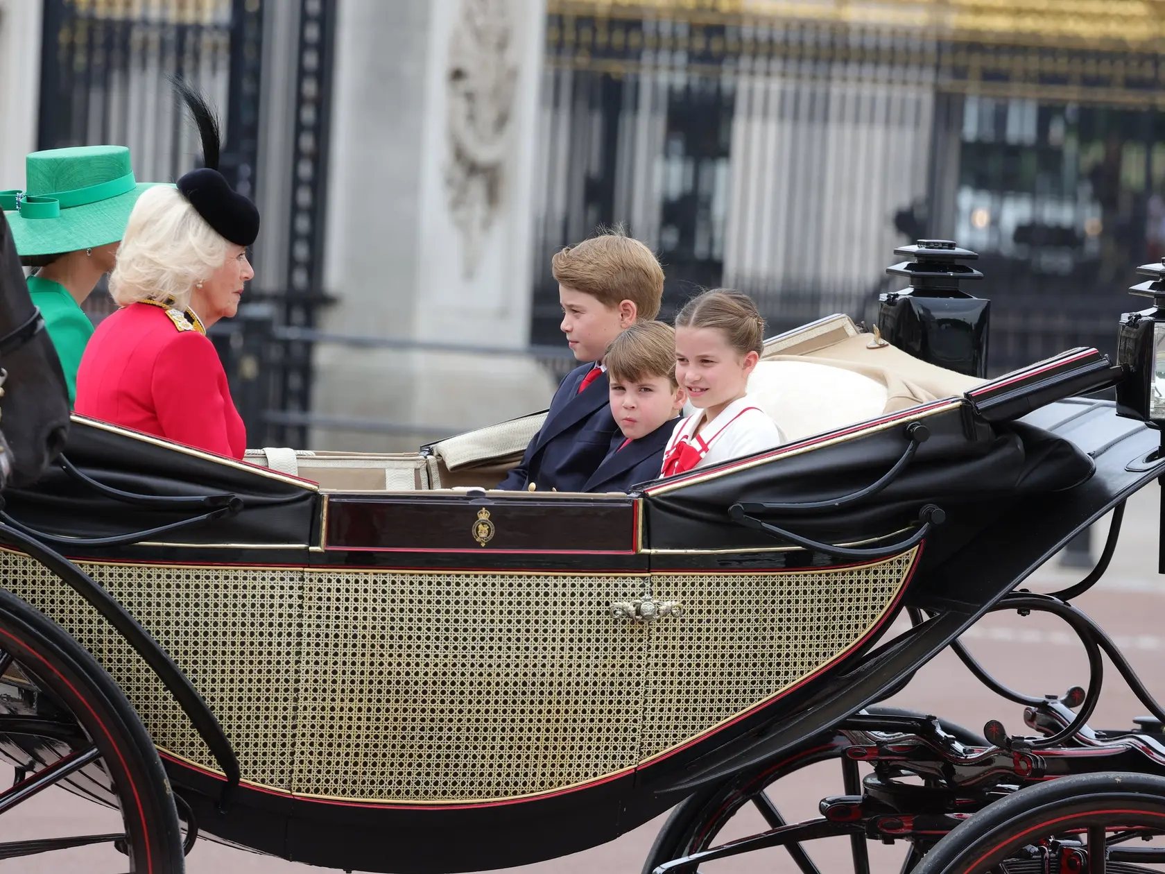 (zľava) Kate, Camilla, George, Louis a Charlotte