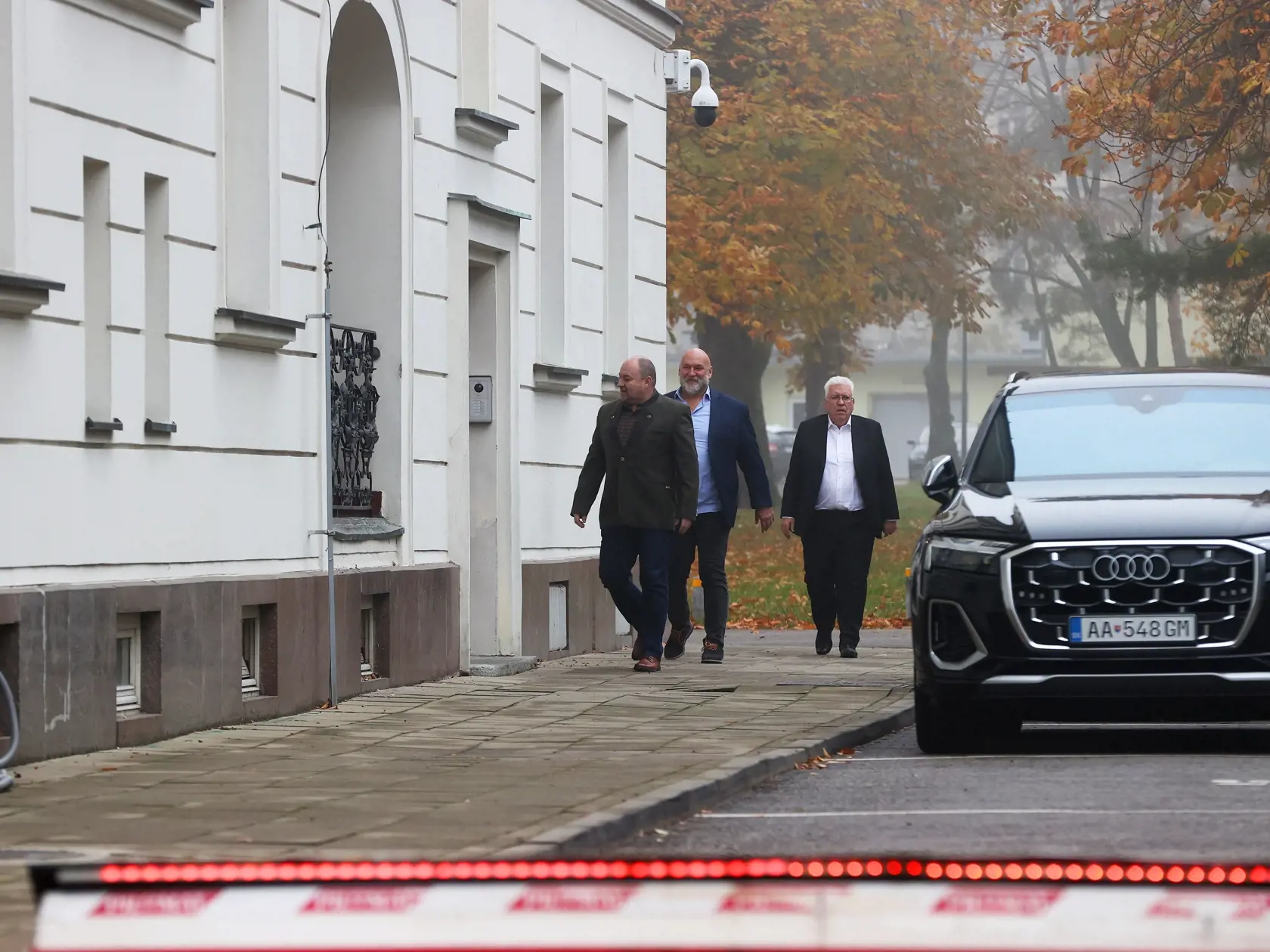 Na snímke je predseda Národnej koalície Rudolf Huliak s poslancami Ivanom Ševčíkom a Pavlom Ľuptákom na ceste na  Úrad vlády.