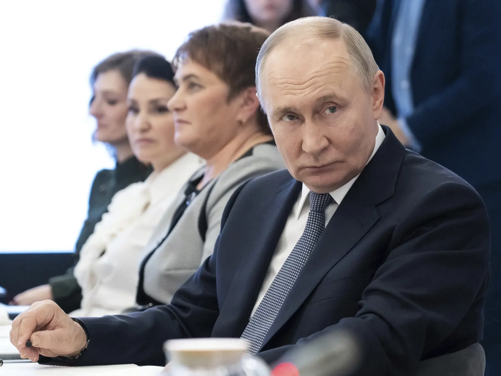 JB 19 Moskva - Ruský prezident Vladimir Putin sa rozpráva s pracovníkmi a chránencami Nadácie Obrancovia vlasti v Moskve 6. marca 2025. FOTO TASR/AP

Russian President Vladimir Putin attends a meeting with workers and wards of The Defenders of the Fatherland Foundation in Moscow, Russia, Thursday, March 6, 2025. (Vladimir Novikov, Sputnik, Kremlin Pool Photo via AP)