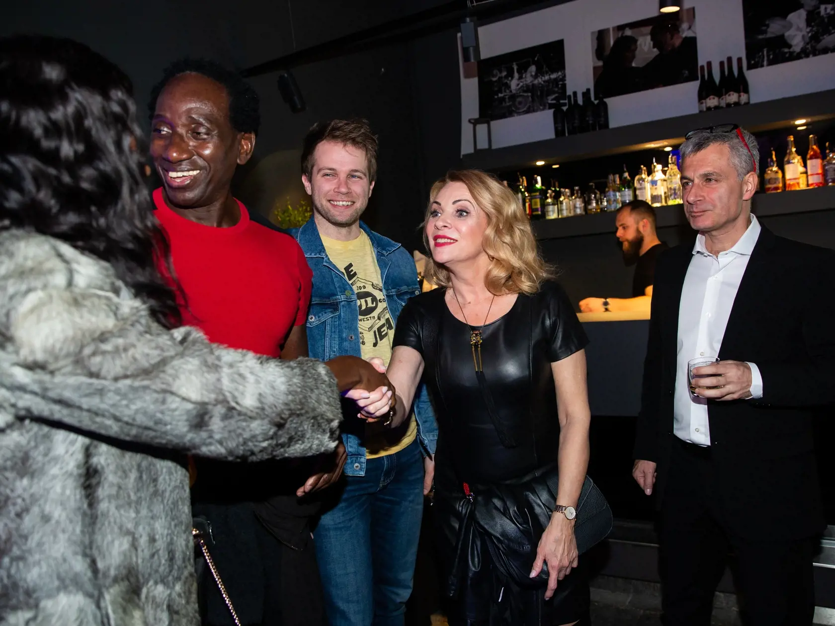 Krst nového CD speváčky Liny Mayer v jednom z bratislavských podnikov. Na snímke Ibrahim Maiga, Tomáš Bezdeda, Zdena Studenková a Braňo Kostka.