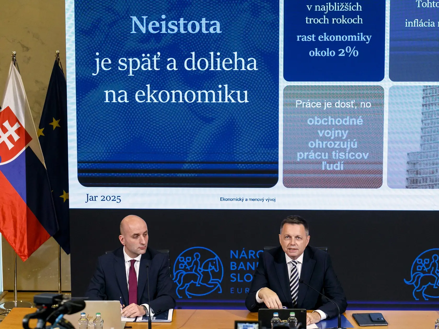 Na snímke zľava hlavný ekonóm Národnej banky Slovenska Michal Horváth a guvernér Národnej banky Slovenska Peter Kažimír počas tlačovej konferencie Národnej banky Slovenska na tému ekonomický a menový vývoj NBS - jar 2025. V Bratislave 25. marca 2025. FOTO TASR - Dano Veselský