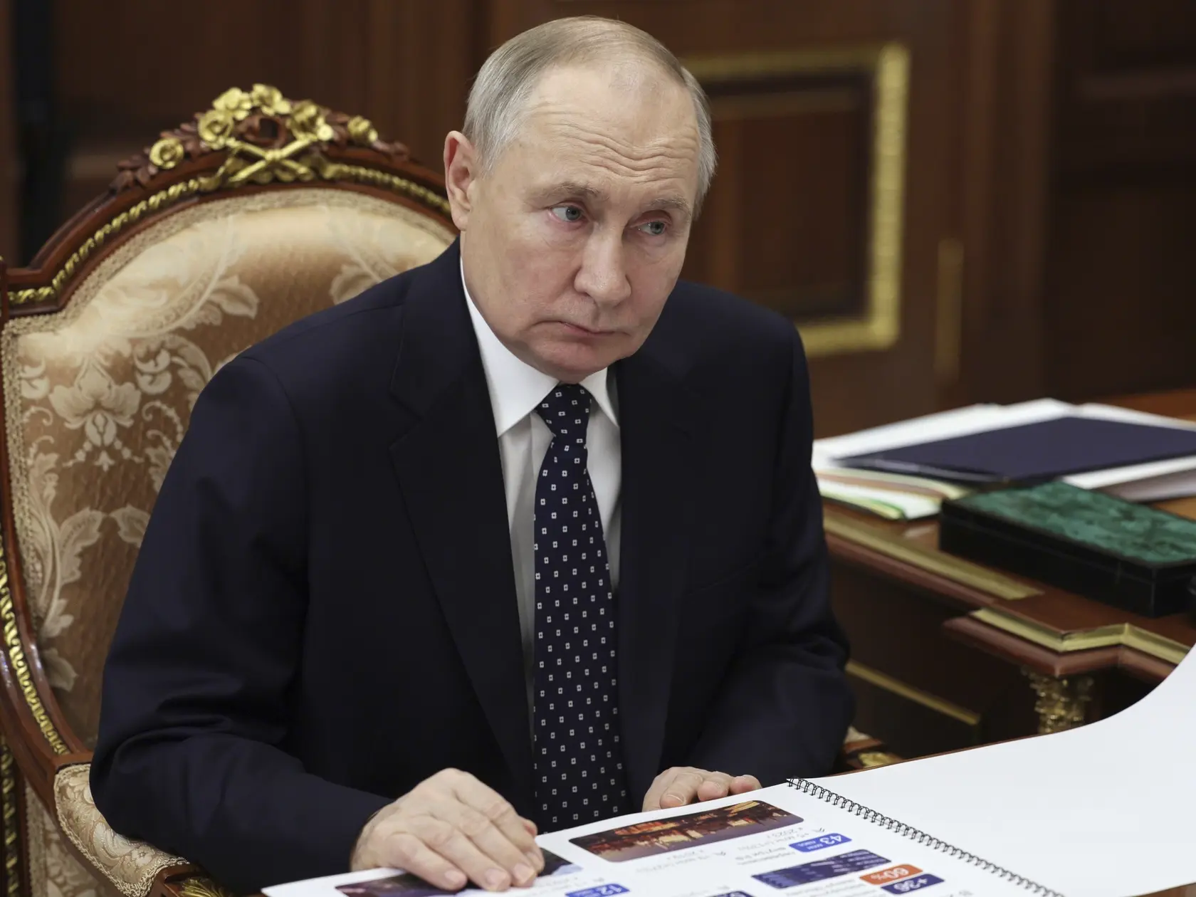 Na snímke ruský prezident Vladimir Putin počas stretnutia so šéfom ruského leteckého prepravcu Aeroflot Sergejom Alexandrovským počas stretnutia v Moskve 7. apríla 2025.