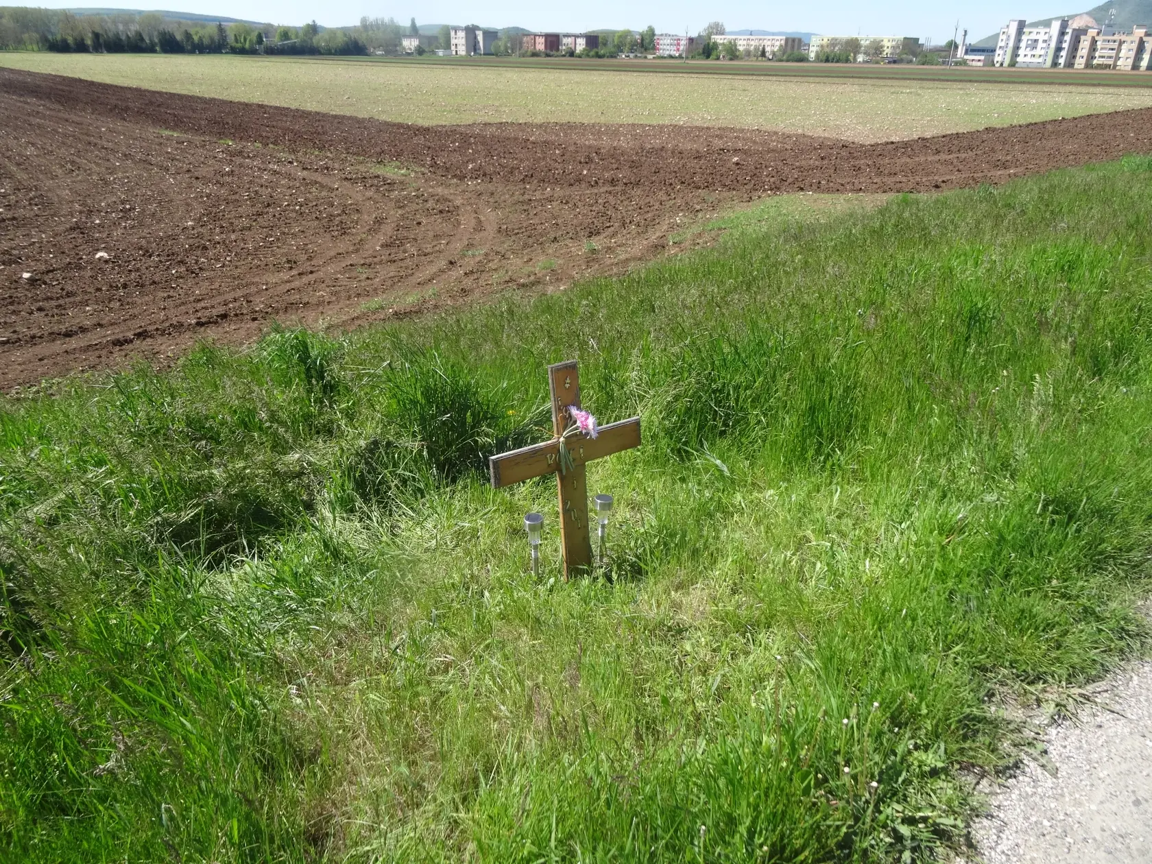 Okolo cesty je niekoľko krížov, ktoré upozorňujú na tragédie, ktoré sa tu stali.