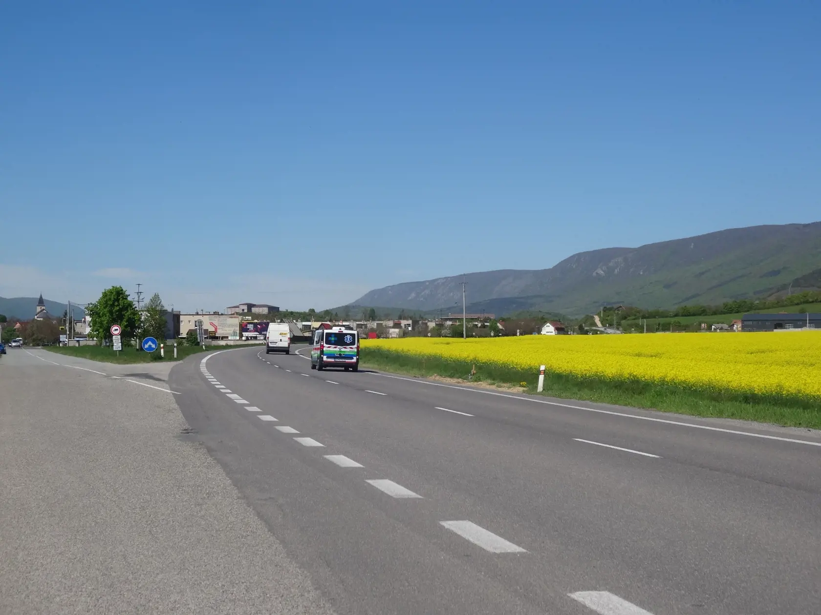 Domáci si myslia, že vplyv na nehody môžu mať aj okolité hory v ktorých sa ťaží vápenec a dolomit.