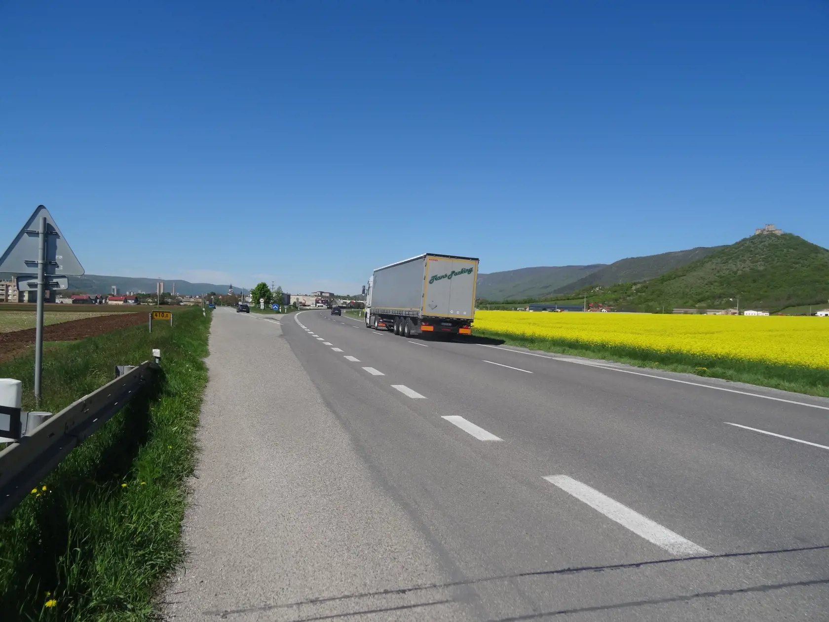 Tento úsek cesty je veľmi frekventovaný, jazdí tu obidvoma smermi množstvo kamiónov.