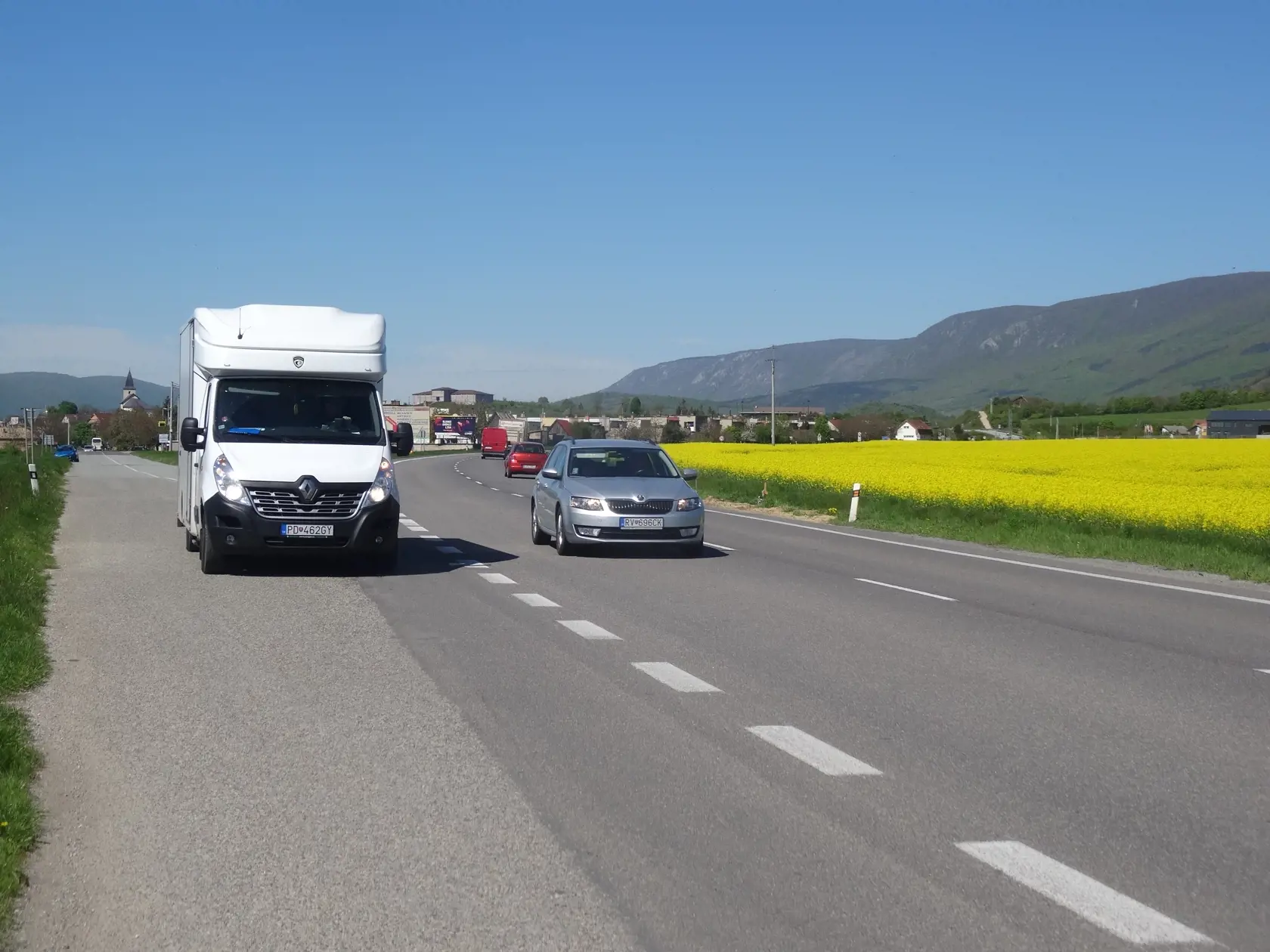 "Spočítaním jednotlivých číslíc GPS daného miesta je vo výsledku č. 7. Sedmička je číslom úrazov a dopravných nehôd. Ak premeníme aj písmená na čísla, dostávame karmickú osmičku, ktorá je prísna najmä na tých, čo nedodržiavajú vesmírne zákony. (Z tohto záberu je zreteľné, že autá jazdia takmer vedľa seba, pričom dodávka sa potrebuje dostať do pruhu kde je sivé osobné auto.)