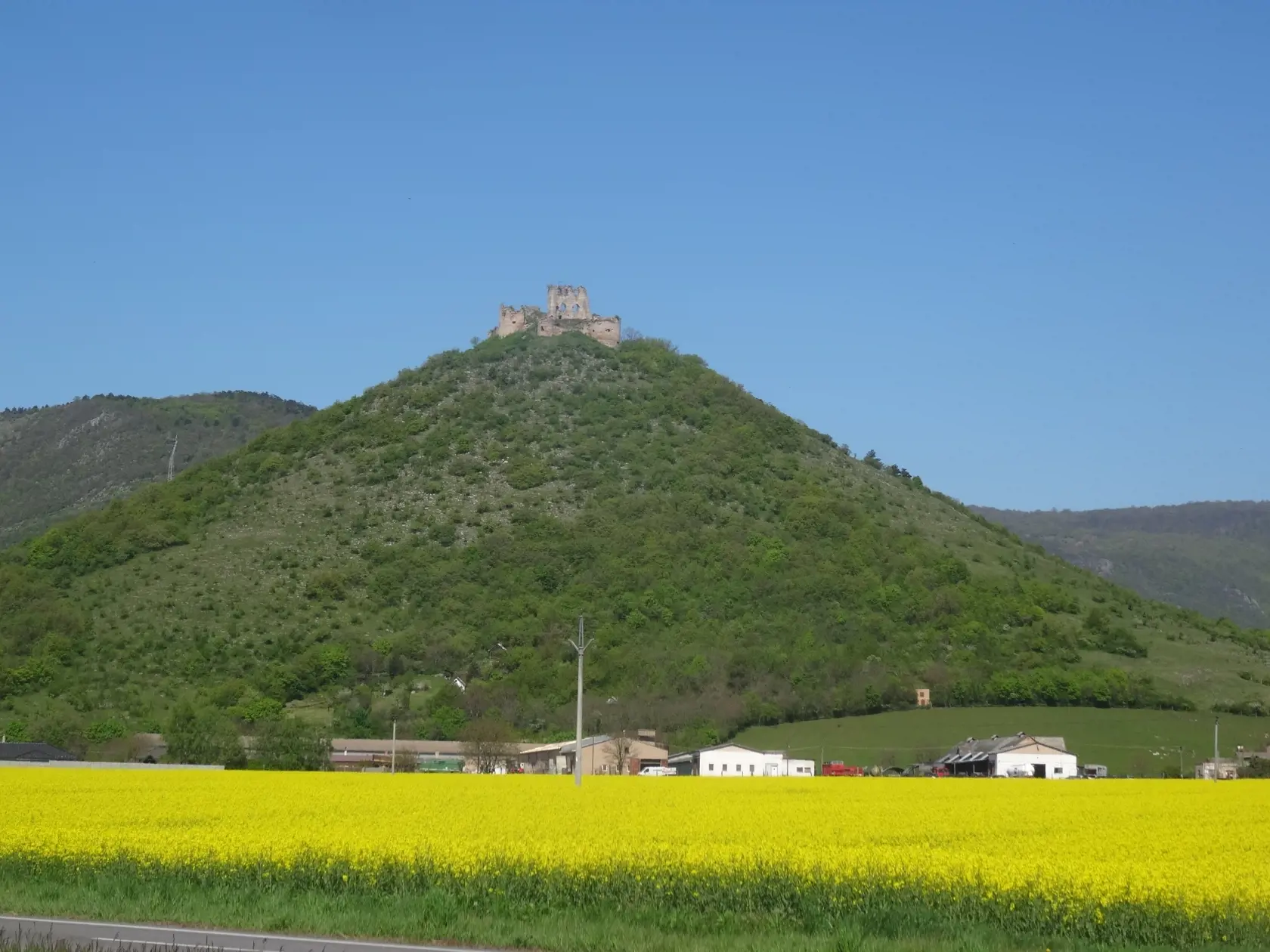 Obyvatelia Turne si myslia, že vplyv na nehodovosť môže mať aj Turniansky hrad, ktorý sa týči nad obcou.