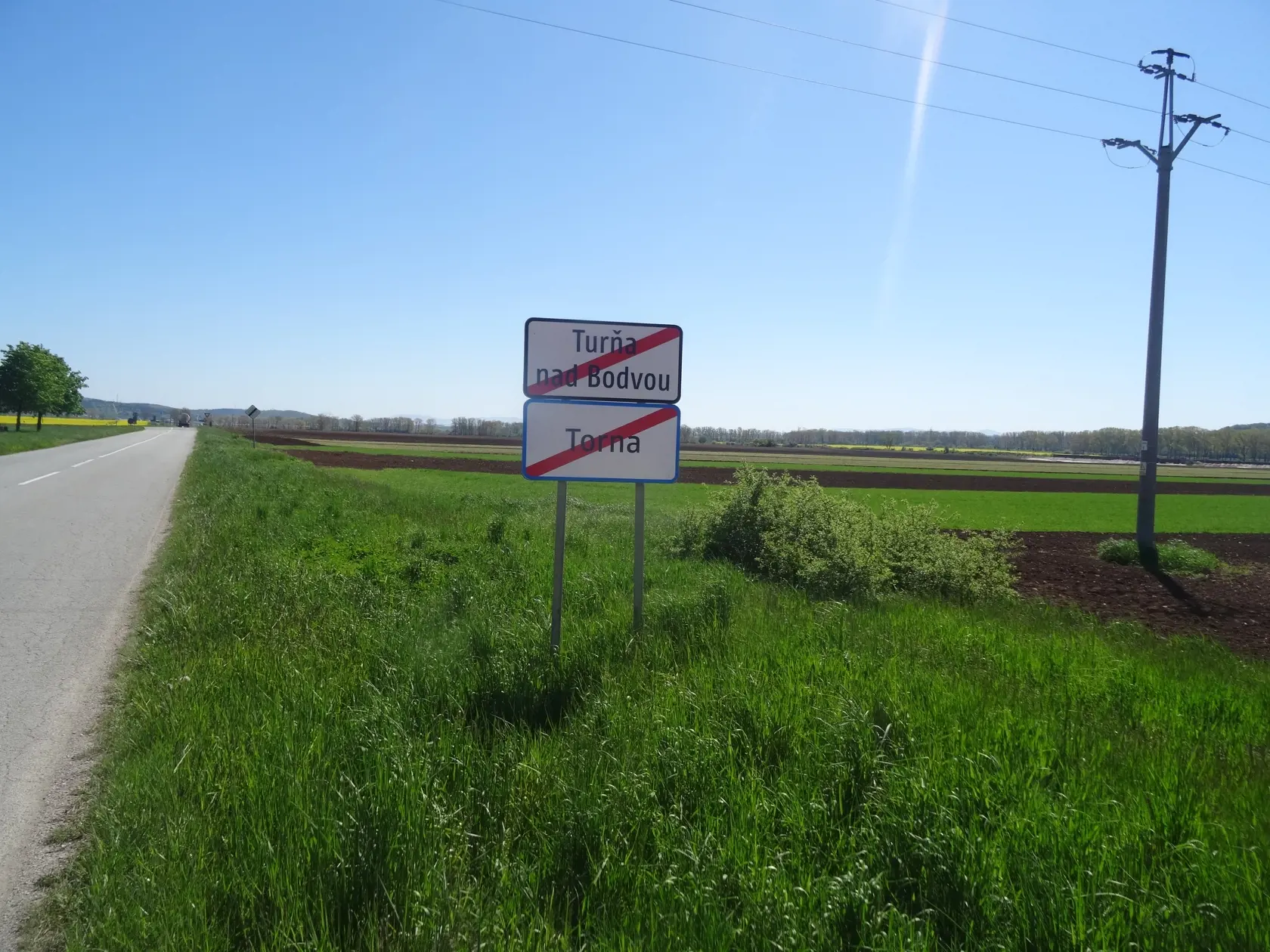 Veštica hovorí, že križovatka v Turni nad Bodvou je energeticky špecifická, ovládaná jednak silnou rezavou energiou, kde sa 2 cesty spájajú do jednej a energia dvoch ciest je centralizovaná do jednej silnej energie, ktorá všetko slabšie či poškodené zmetie.