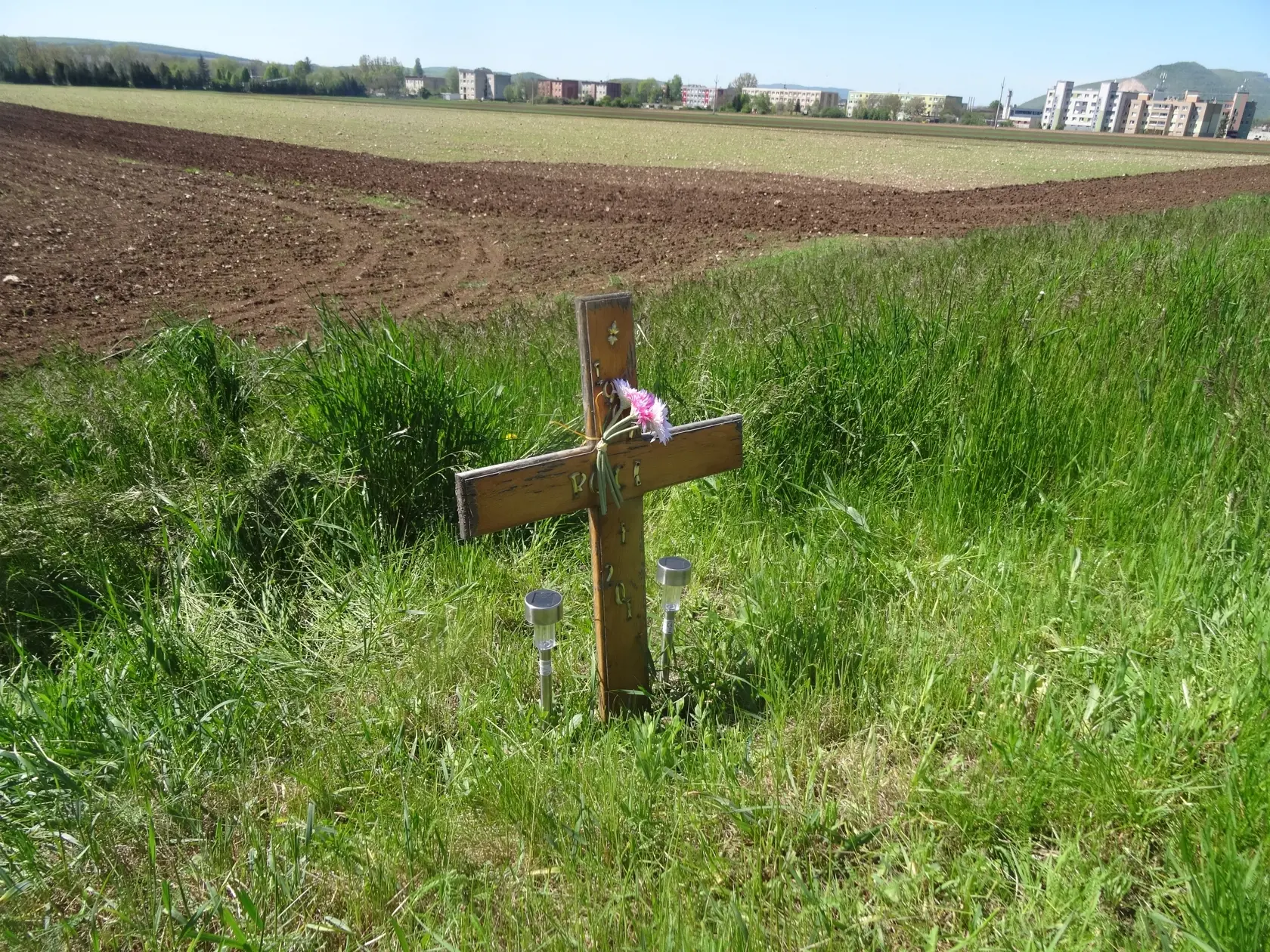 Okolo cesty je niekoľko krížov, ktoré upozorňujú na tragédie, ktoré sa tu stali.