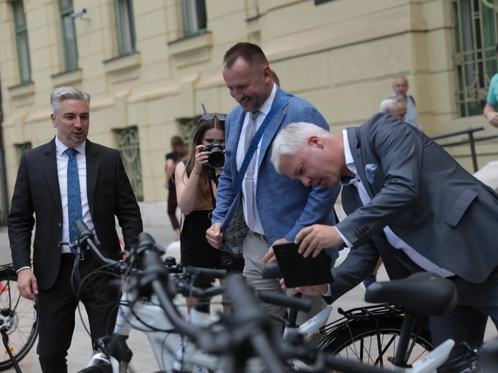 Trnka sa vodíkovými bicyklami chválil na rôznych akciách, o plničke a zámere nepožičiavať bicykle už nehovoril.