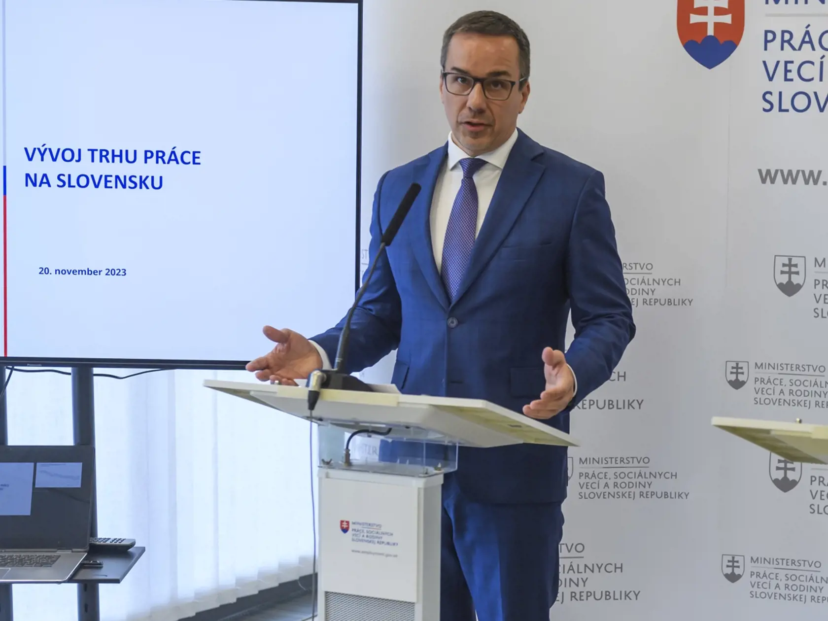 Na snímke zľava minister práce, sociálnych vecí a rodiny SR Erik Tomáš a generálny riaditeľ Ústredia práce, sociálnych vecí a rodiny (ÚPSVaR) Peter Ormandy počas tlačovej konferencie k aktuálnemu vývoju na trhu práce, programu zapojenia nezamestnaných pri odstraňovaní následkov zemetrasenia na východe Slovenska v Bratislave 20. novembra 2023. FOTO TASR - Jaroslav Novák