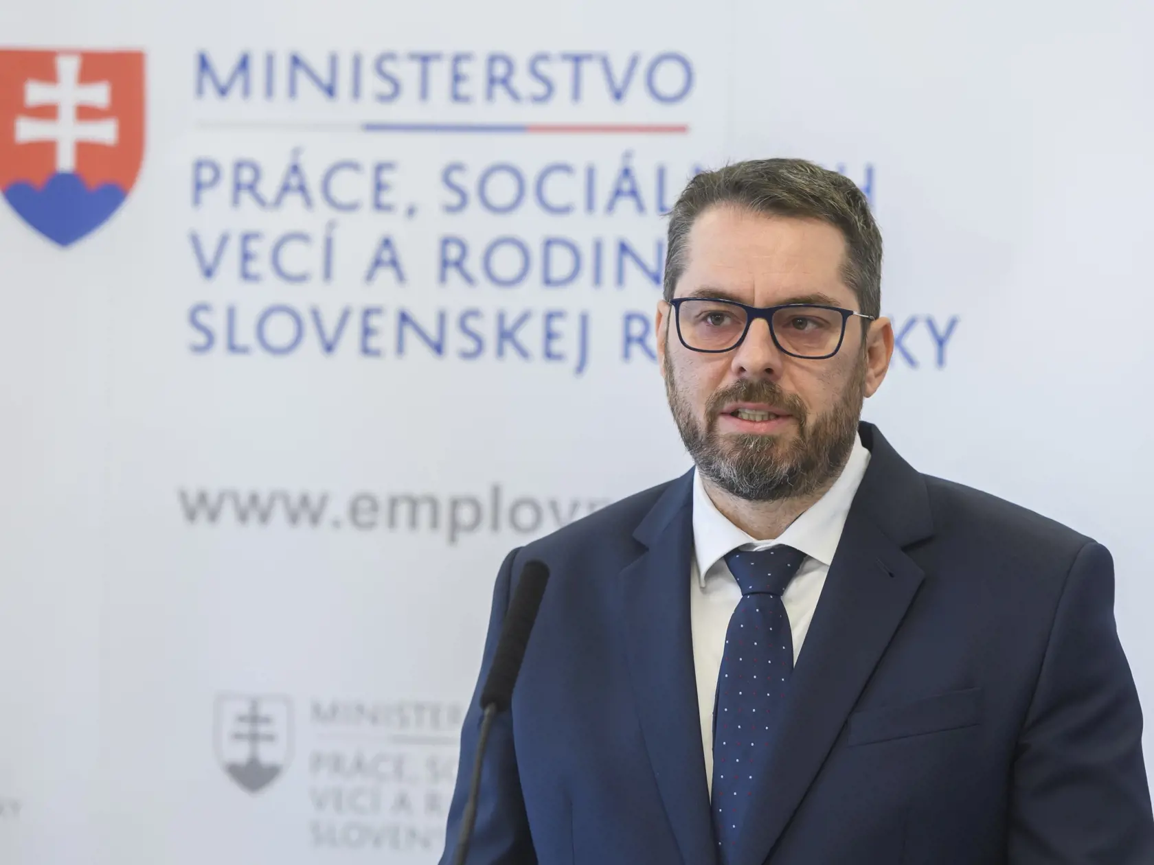 Na snímke generálny riaditeľ Ústredia práce, sociálnych vecí a rodiny (ÚPSVaR) Peter Ormandy počas tlačovej konferencie k aktuálnemu vývoju na trhu práce, programu zapojenia nezamestnaných pri odstraňovaní následkov zemetrasenia na východe Slovenska v Bratislave 20. novembra 2023. FOTO TASR - Jaroslav Novák