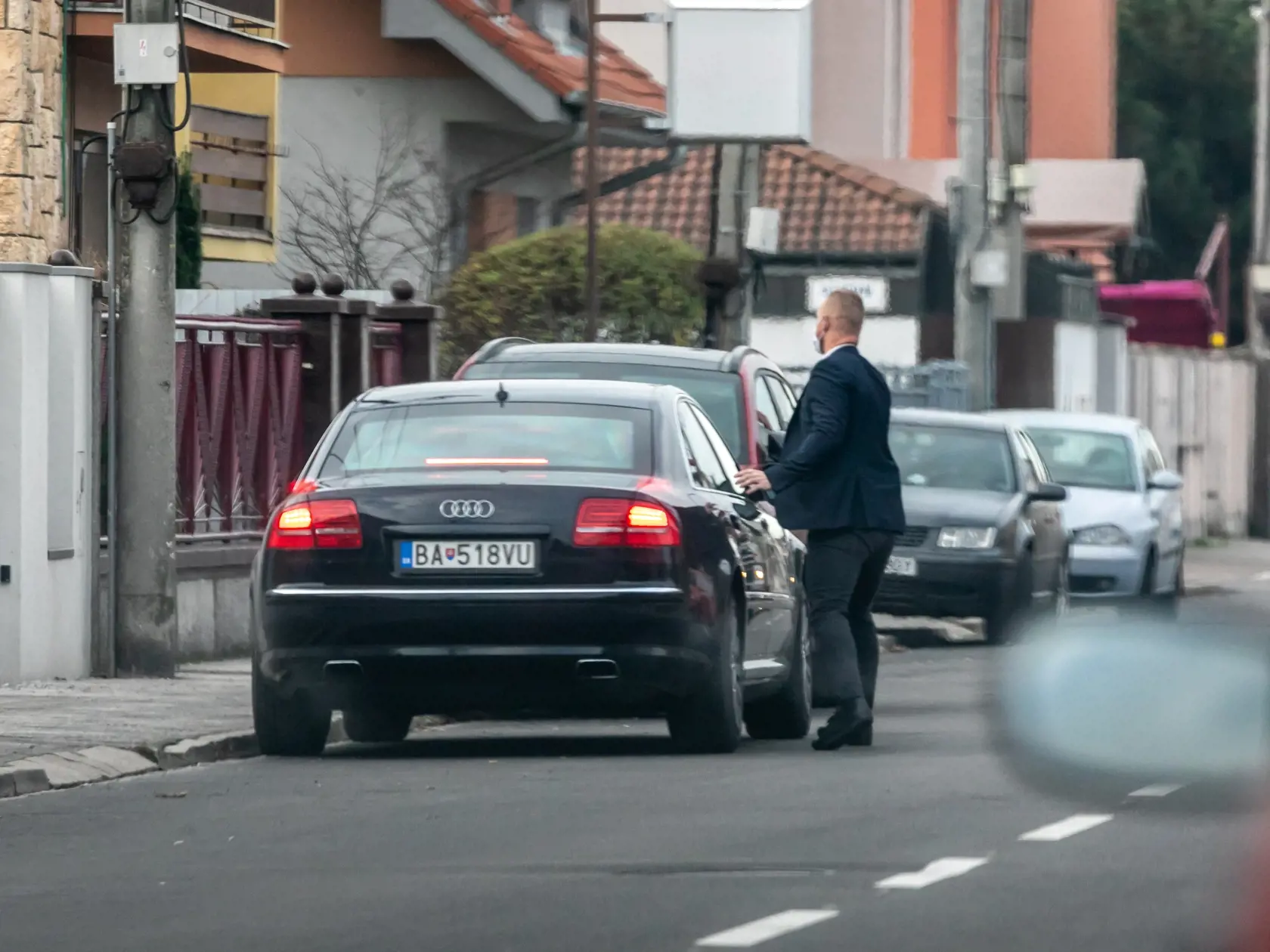Matoviča vozia striedavo v špeciálne upravenom bavoráku a audi.