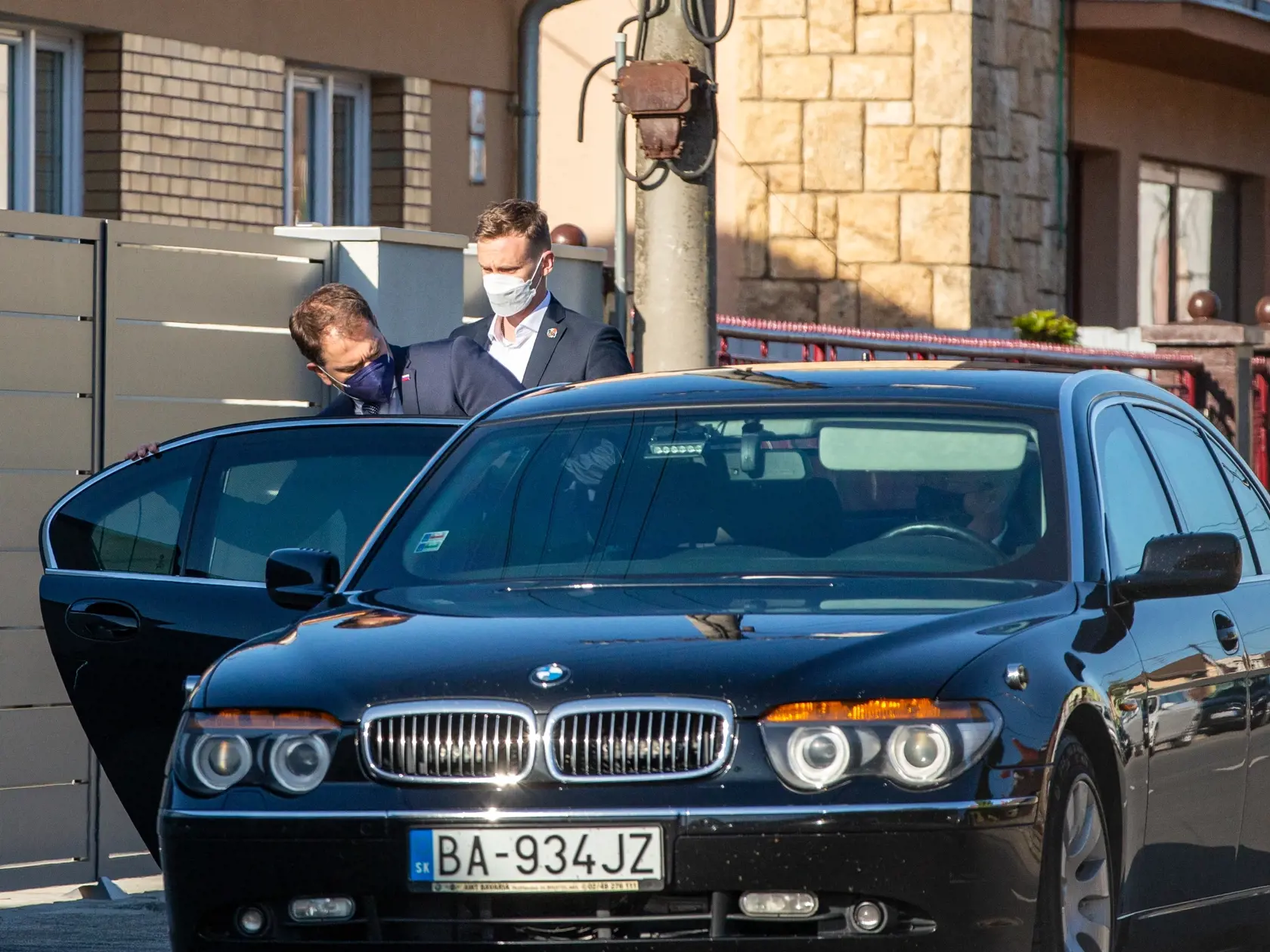 Aj v deň svojich narodenín odchádzal Igor Matovič zo svojho domu v pancierovom aute.