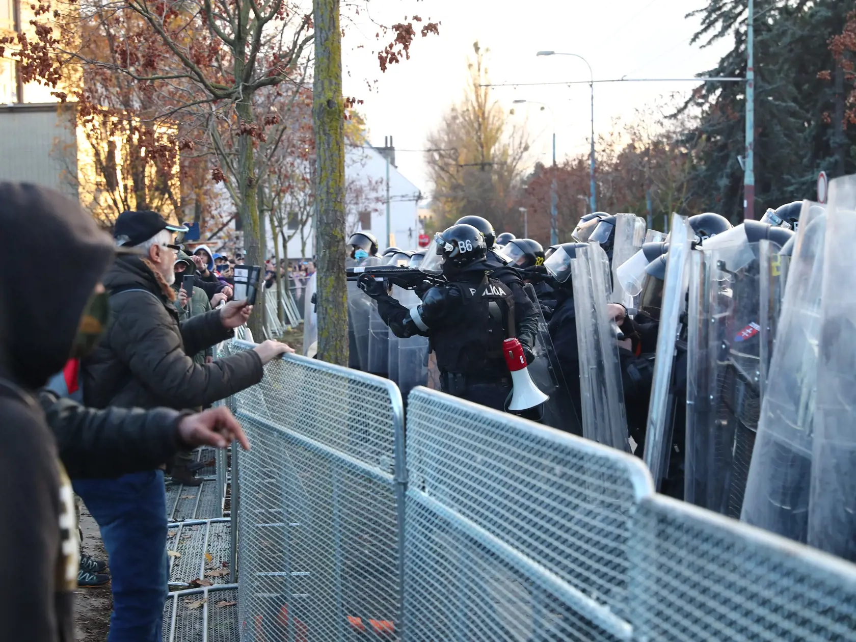 Ľudia opäť protestovali proti Igorovi Matovičovi pred jeho domom v Trnave, ale aj pred Úradom vlády či pred parlamentom.