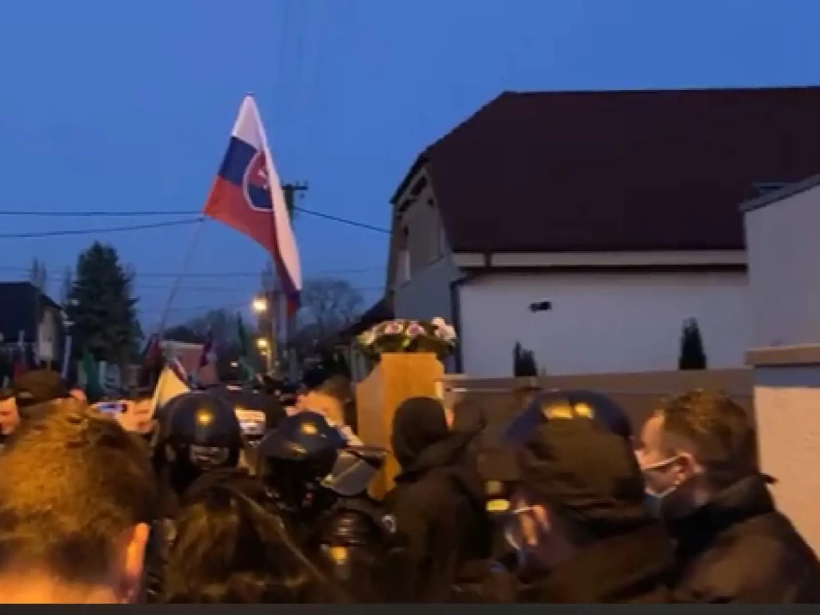 Matovičova zvýšená ochrana je opodstatnená, jeden z masívnych protestov sa konal dokonca priamo pred jeho domom.