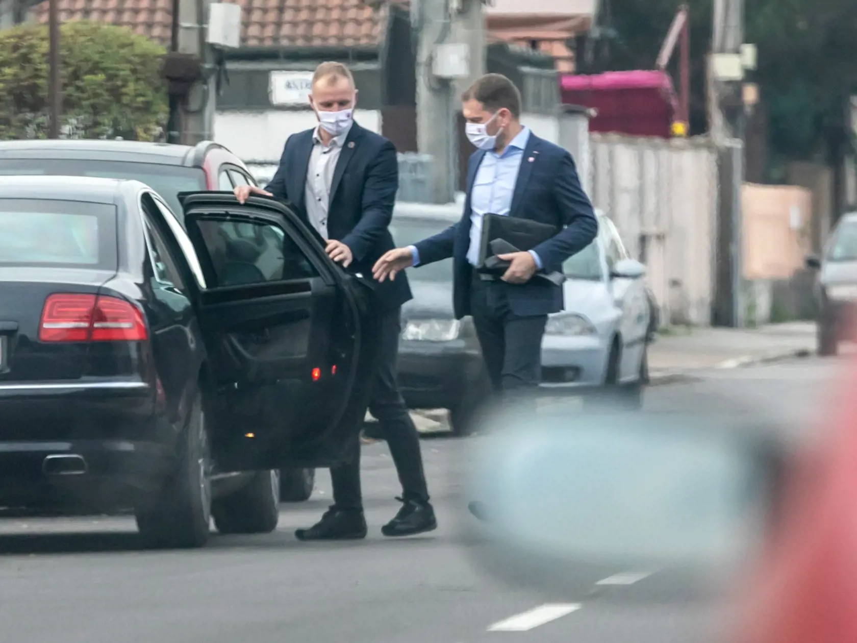 Matoviča vozia striedavo v špeciálne upravenom bavoráku a audi.