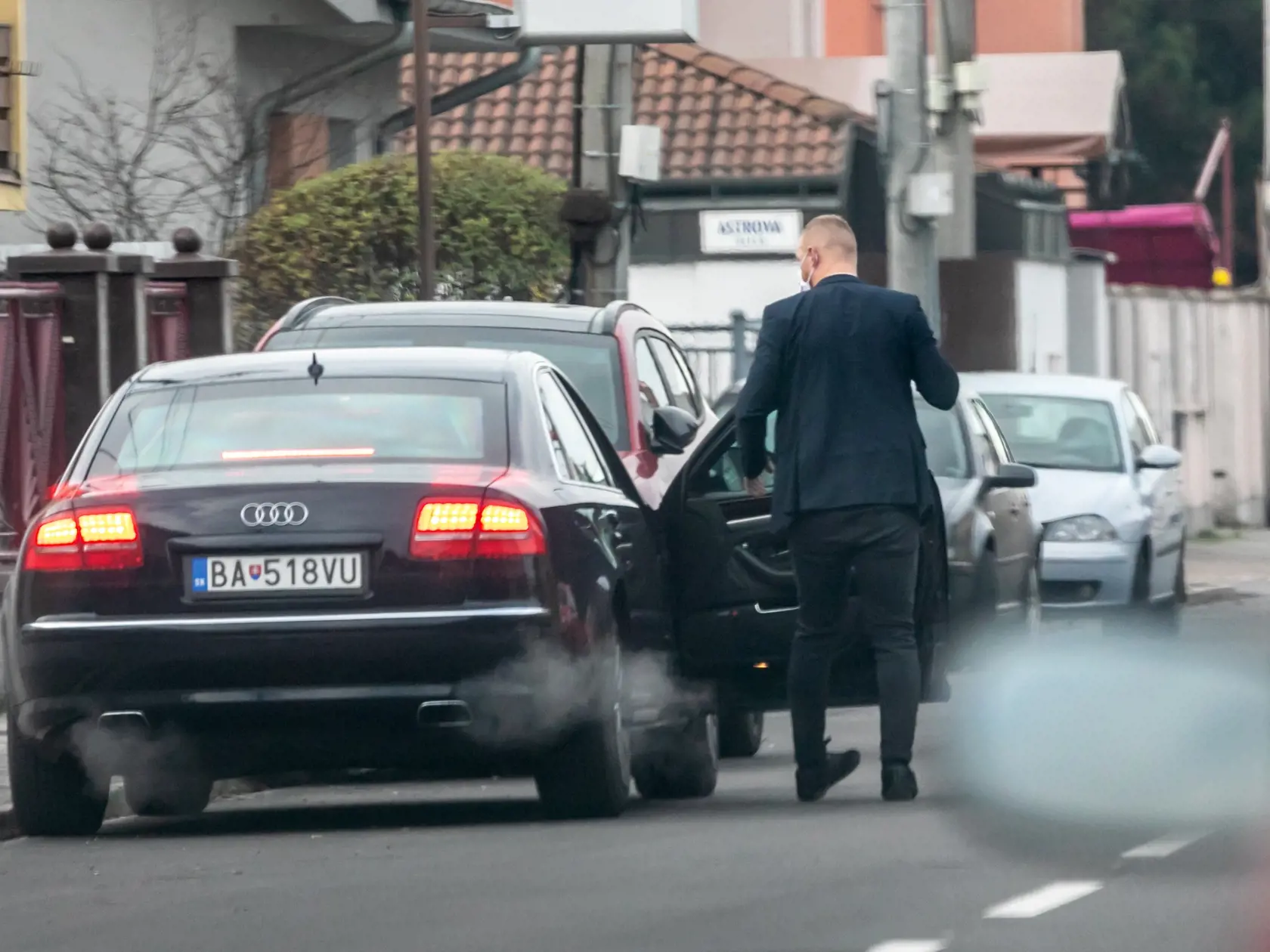 Matoviča vozia striedavo v špeciálne upravenom bavoráku a audi.