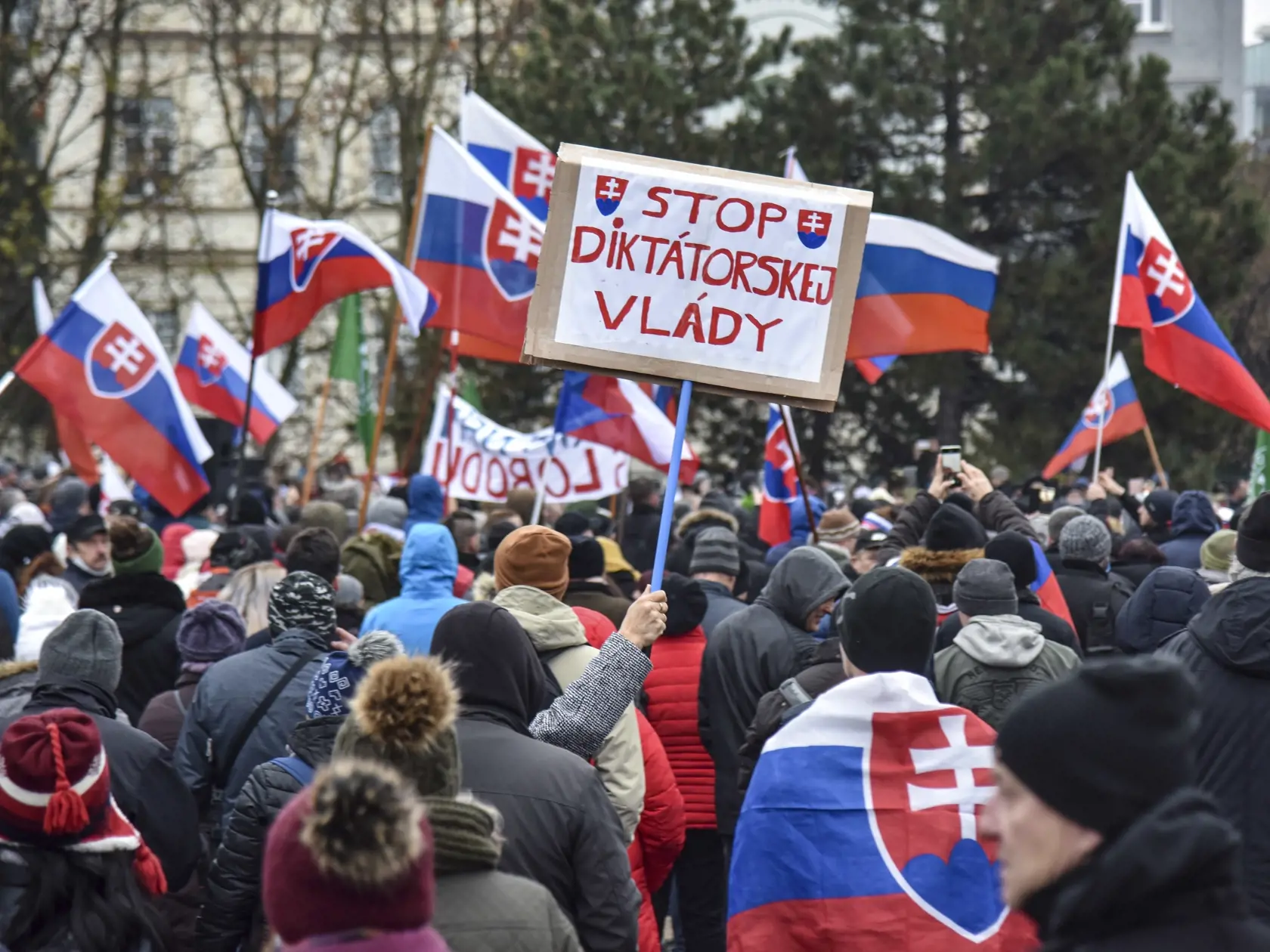 Ľudia opäť protestovali proti Igorovi Matovičovi pred jeho domom v Trnave, ale aj pred Úradom vlády či pred parlamentom.