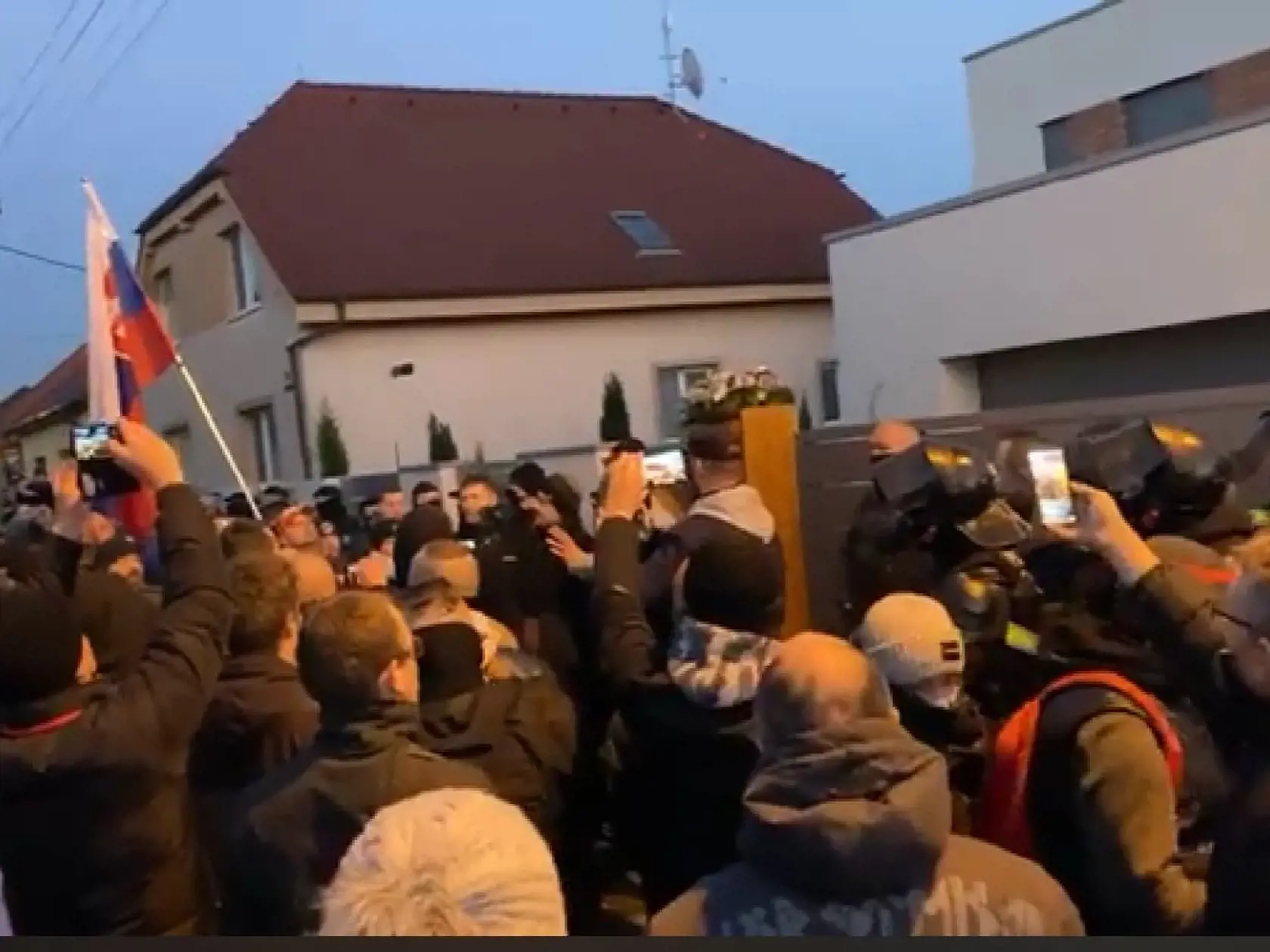 Matovičova zvýšená ochrana je opodstatnená, jeden z masívnych protestov sa konal dokonca priamo pred jeho domom.