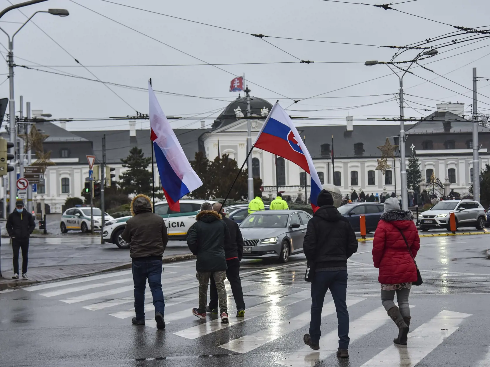Ľudia opäť protestovali proti Igorovi Matovičovi pred jeho domom v Trnave, ale aj pred Úradom vlády či pred parlamentom.