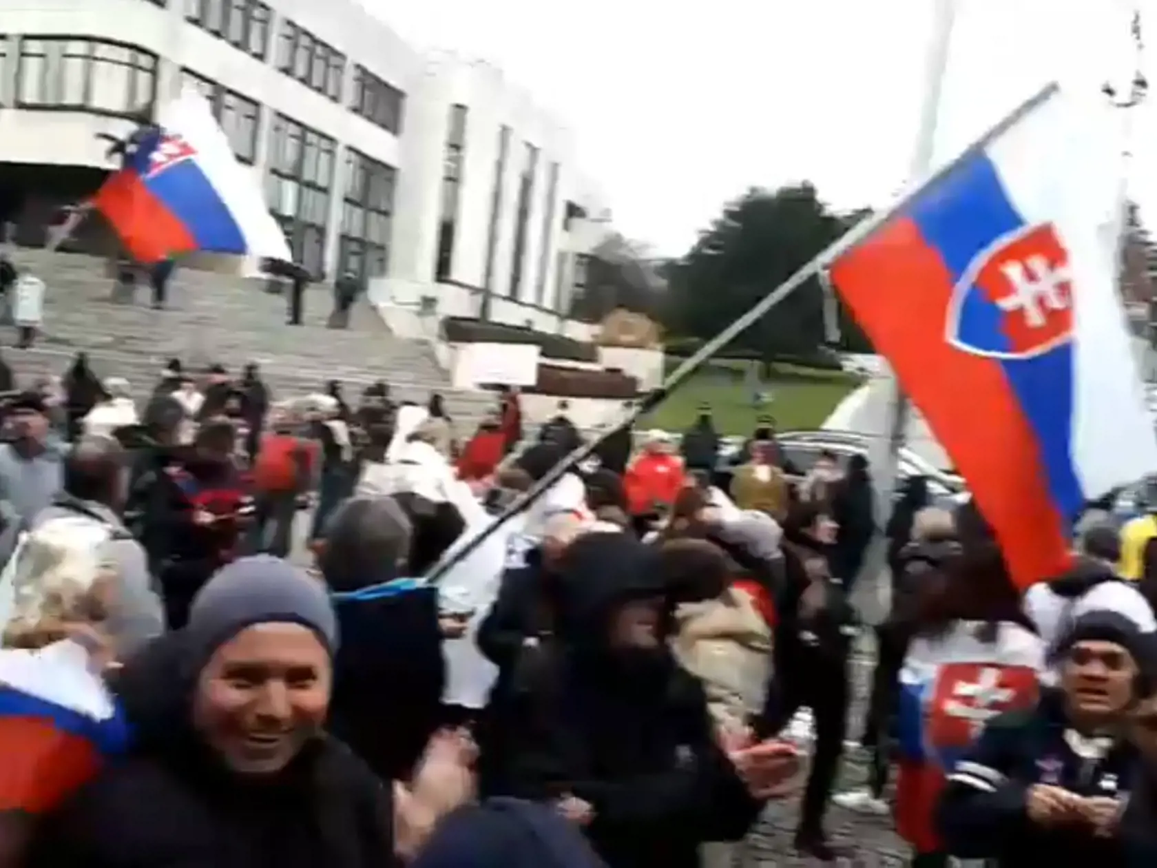 Ľudia opäť protestovali proti Igorovi Matovičovi pred jeho domom v Trnave, ale aj pred Úradom vlády či pred parlamentom.