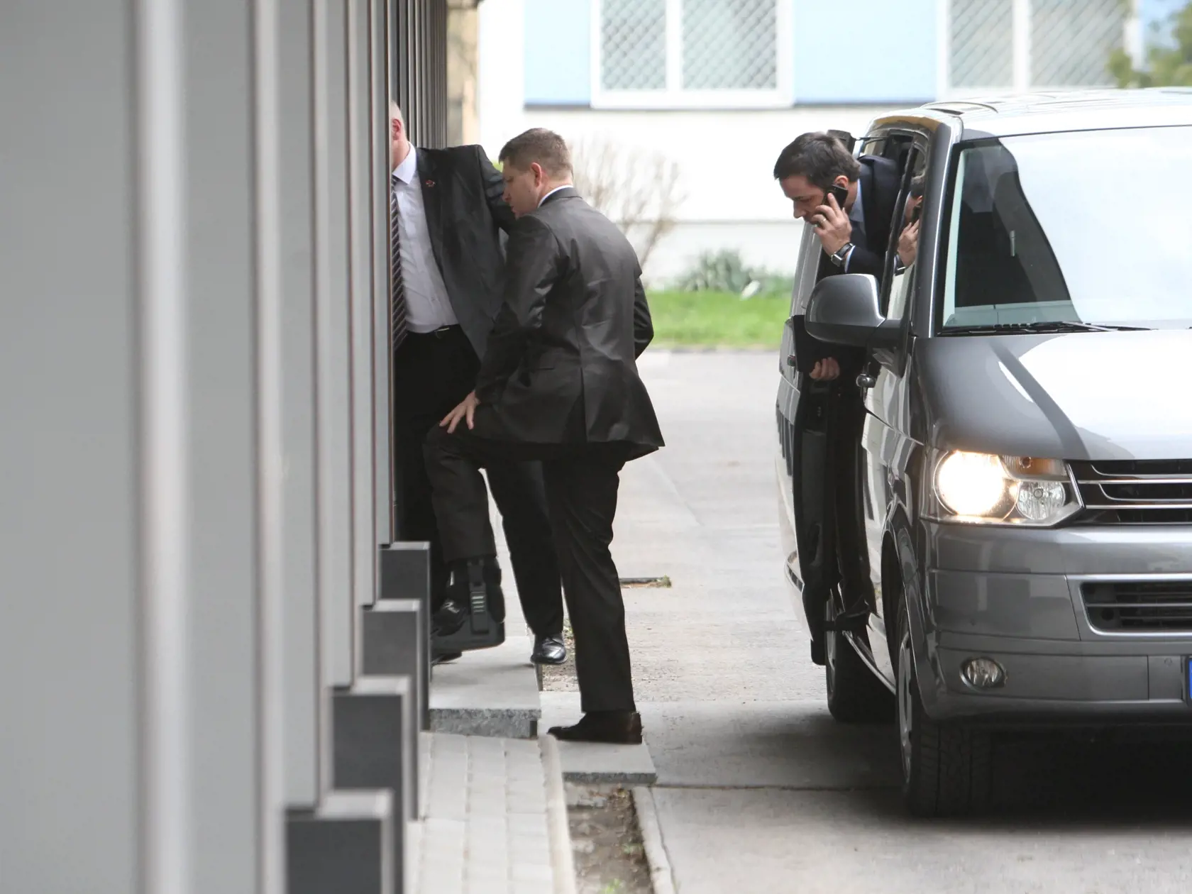 Špeciálna a najmä špeciálne dlho bola štátna ochranka poskytovaná expremiérovi Robertovi Ficovi. Tomu bolo pravidelne predlžované poskytovanie ochrany, prakticky až do parlamentných volieb vo februári 2020.