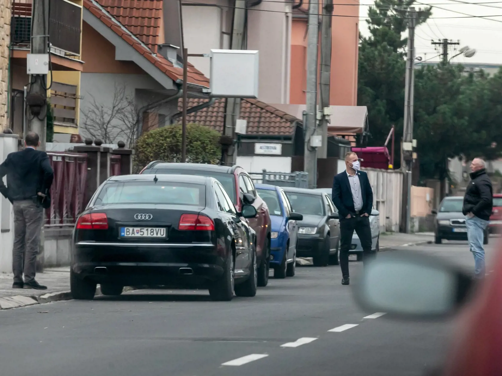 Matoviča vozia striedavo v špeciálne upravenom bavoráku a audi.
