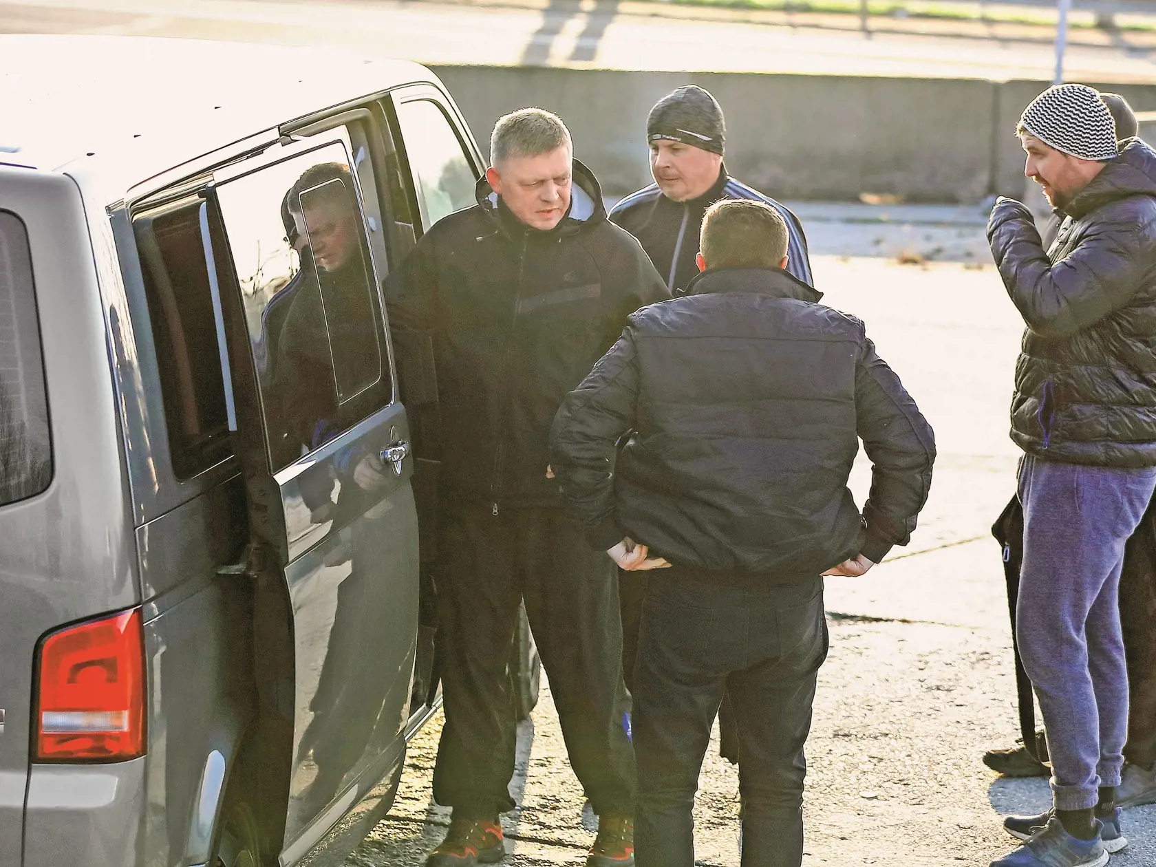 Špeciálna a najmä špeciálne dlho bola štátna ochranka poskytovaná expremiérovi Robertovi Ficovi. Tomu bolo pravidelne predlžované poskytovanie ochrany, prakticky až do parlamentných volieb vo februári 2020.