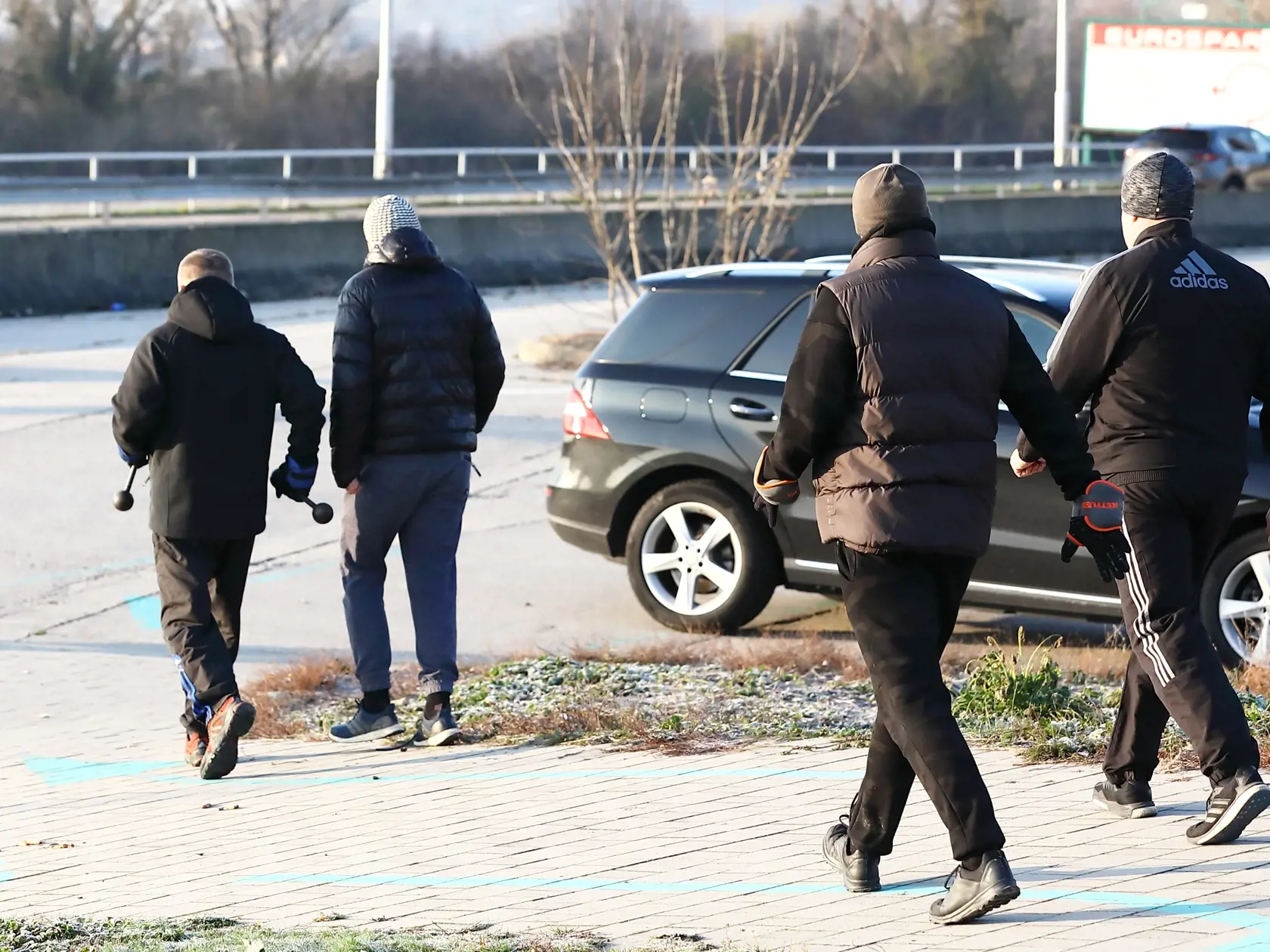 Špeciálna a najmä špeciálne dlho bola štátna ochranka poskytovaná expremiérovi Robertovi Ficovi. Tomu bolo pravidelne predlžované poskytovanie ochrany, prakticky až do parlamentných volieb vo februári 2020.