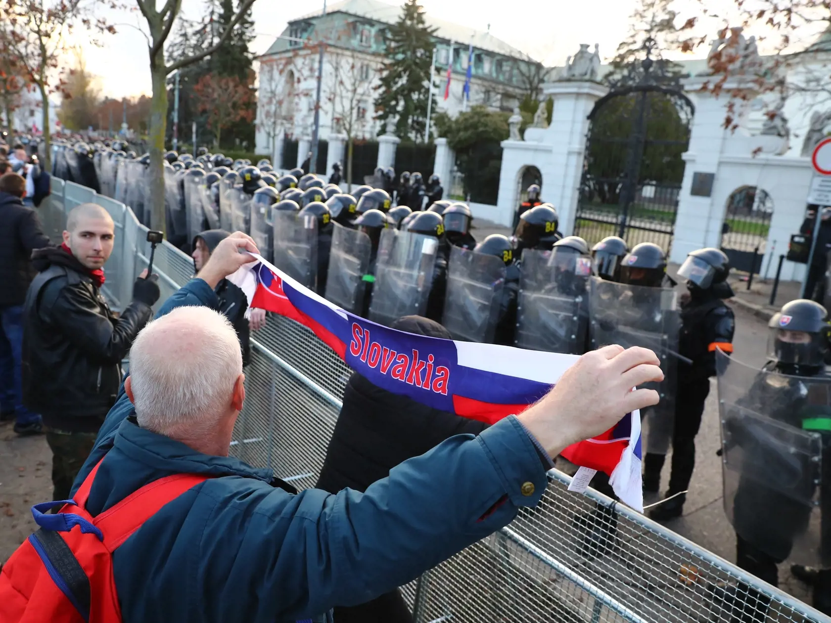 Ľudia opäť protestovali proti Igorovi Matovičovi pred jeho domom v Trnave, ale aj pred Úradom vlády či pred parlamentom.
