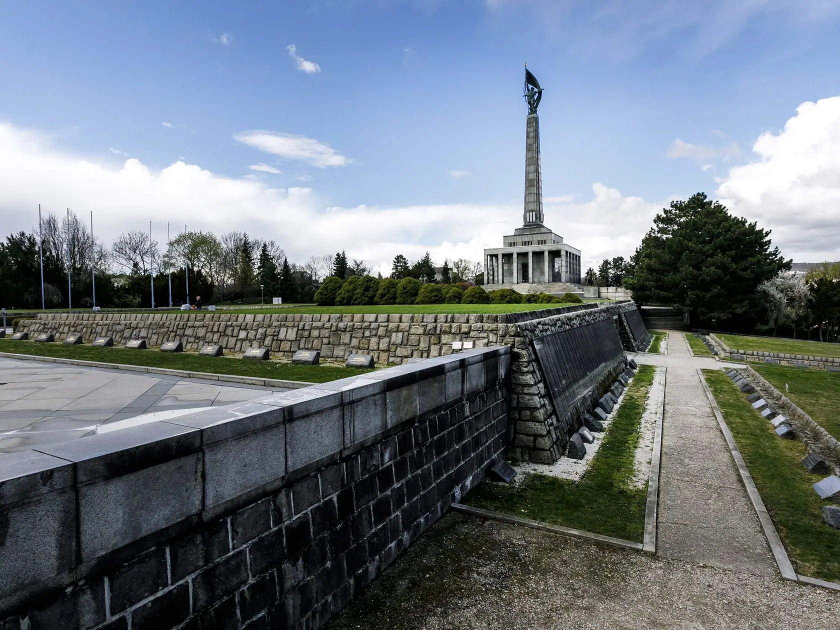 Na snímke jedna z hlavných dominánt Bratislavy - vojnový pamätník Slavín. Pamätník Slavín je najväčším vojnovým pamätníkom v strednej Európe. V Bratislave, 31. marca 2025.