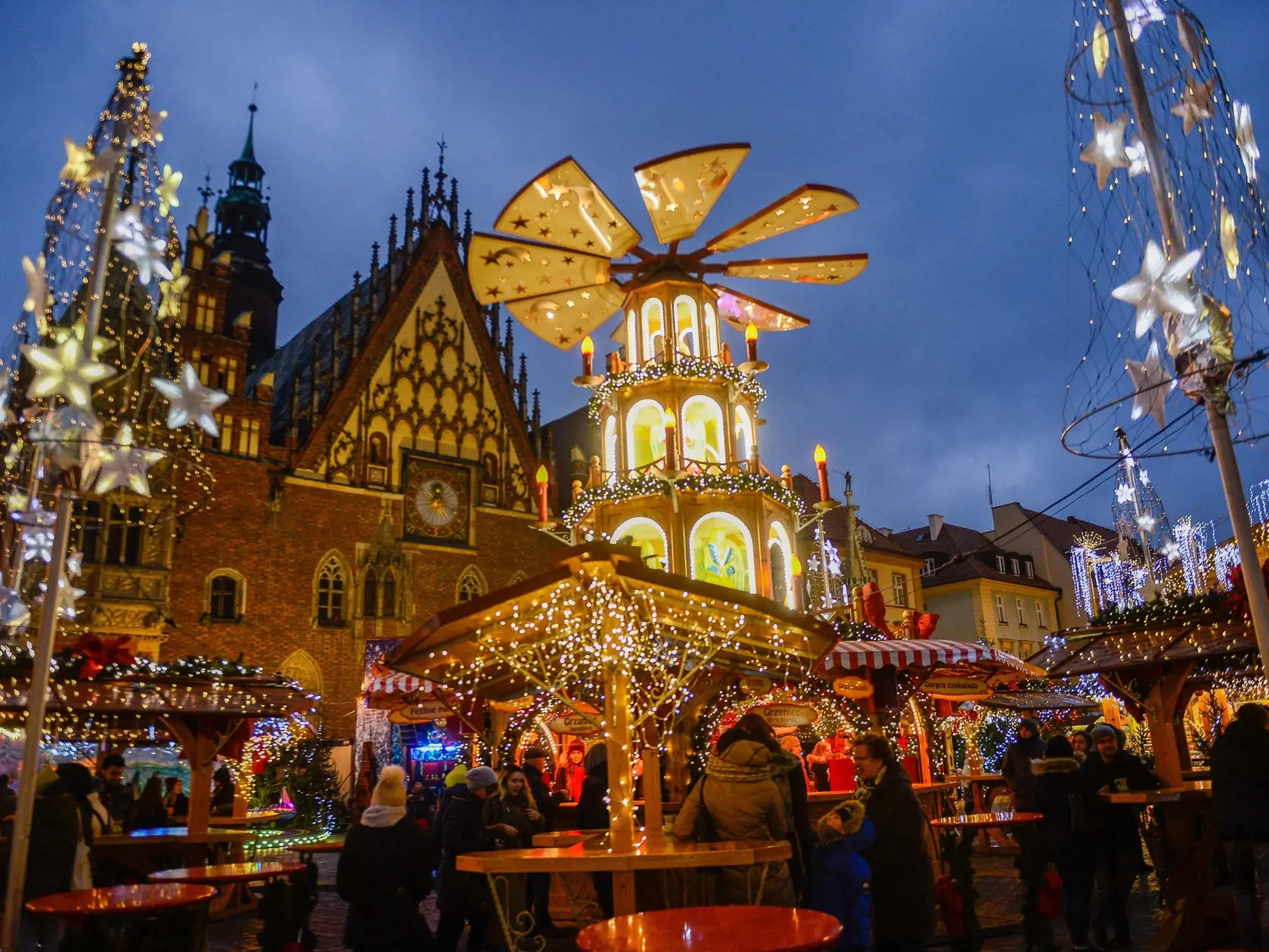 Vianočné trhy v poľskom meste Wroclaw.