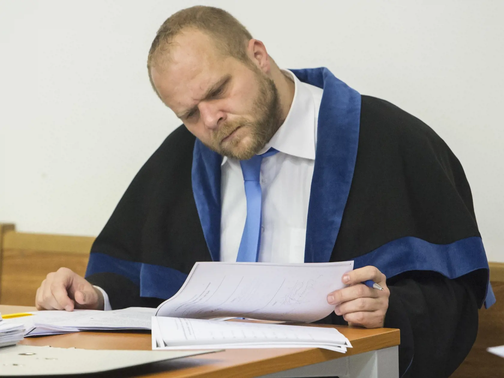 Martin Pohovej a jeho najobľúbenejšia činnosť na pojednávaní v kauze zmenky, čítanie listín.