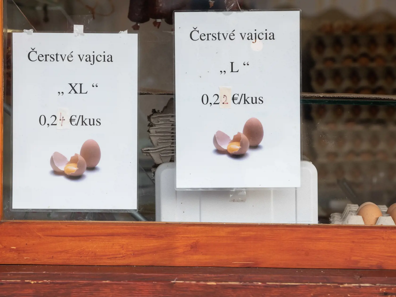  Na snímke je cenník vajec na bratislavskom trhovisku Miletičová.