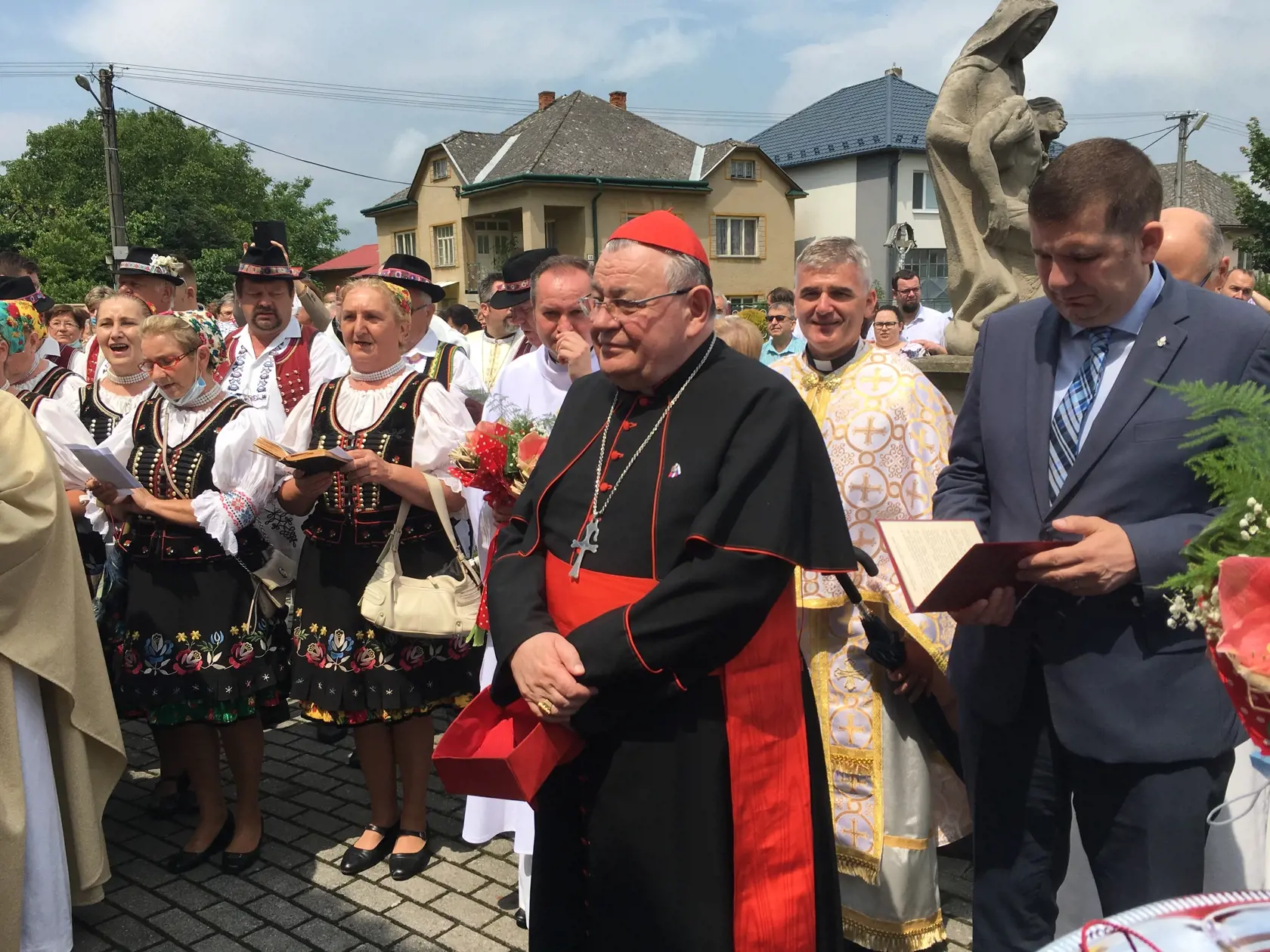Kardinál Dominik Duka v rámci svojho programu navštívil na východe Slovenska obec Dlhé Klčovo.