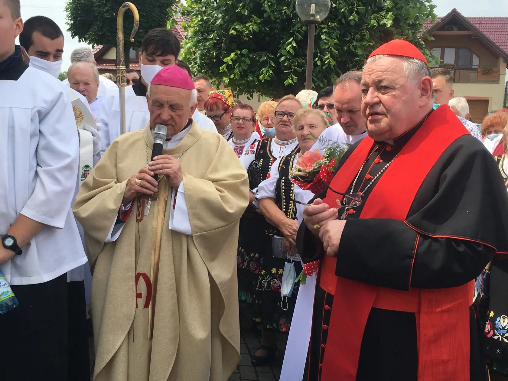 V obci Dlhé Klčovo sa stretol kardinál Dominik Duka s košickým emeritným arcibiskupom Alojzom Tkáčom, ktorý bol hlavným celebrantom svätej omše.