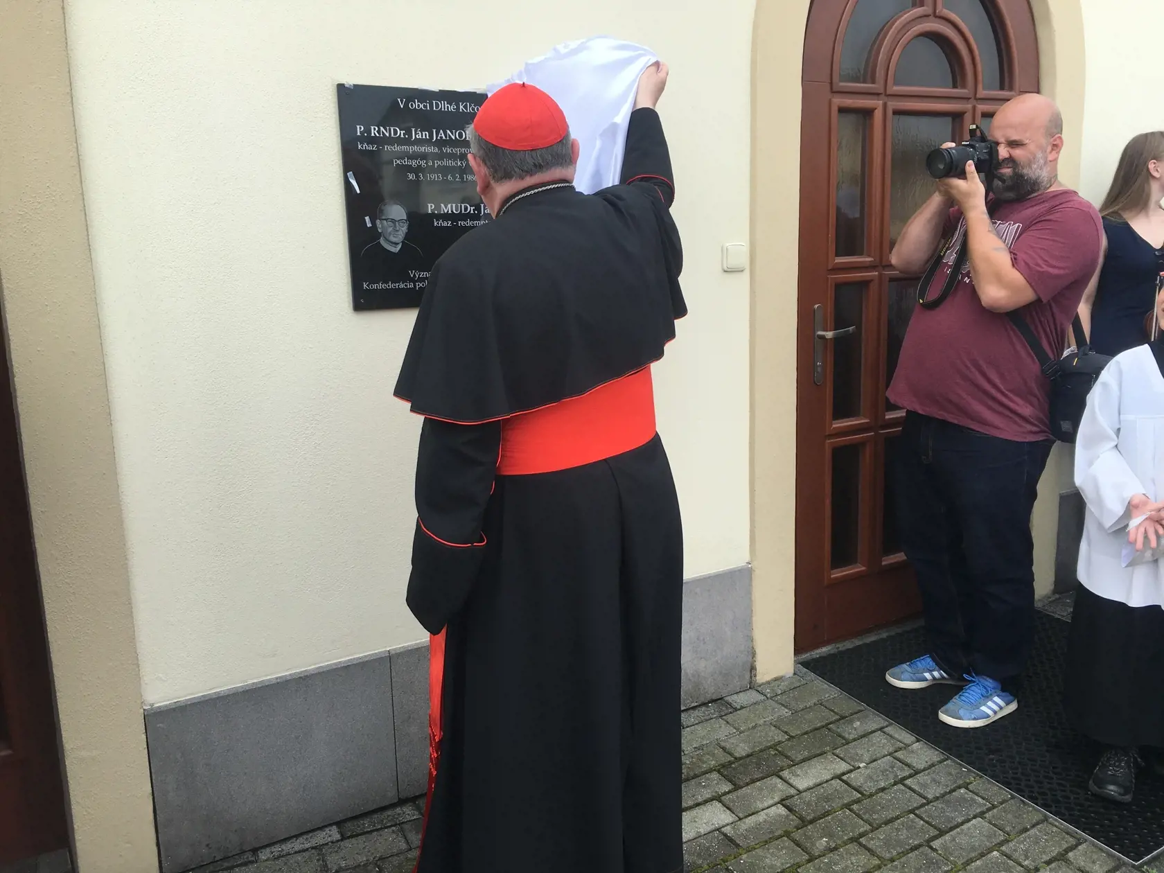 Kardinál Dominik Duka navštívil obec Dlhé Klčovo kde odhalil pamätná tabuľu významným rodákom, kňazom – redemptoristom Jánovi Janokovi st. (1913-1986) a Jánovi Janokovi ml. (1929-2019).