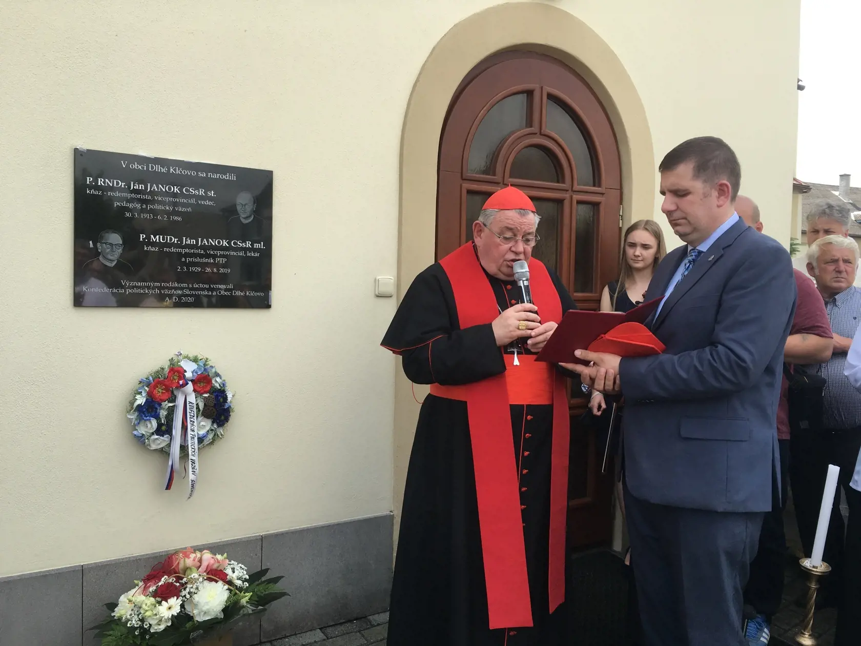 Kardinál Dominik Duka navštívil obec Dlhé Klčovo kde odhalil pamätná tabuľu významným rodákom, kňazom – redemptoristom Jánovi Janokovi st. (1913-1986) a Jánovi Janokovi ml. (1929-2019).