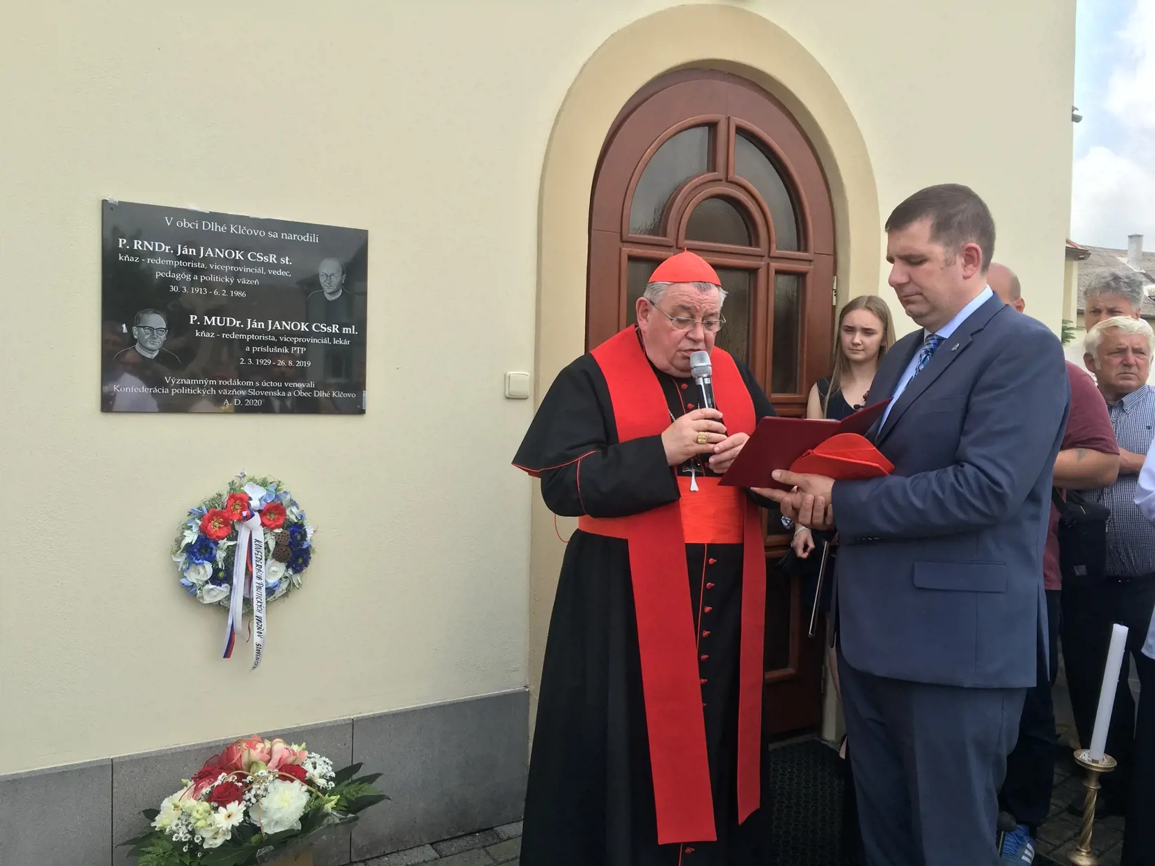 Kardinál Dominik Duka navštívil obec Dlhé Klčovo kde odhalil pamätná tabuľu významným rodákom, kňazom – redemptoristom Jánovi Janokovi st. (1913-1986) a Jánovi Janokovi ml. (1929-2019).