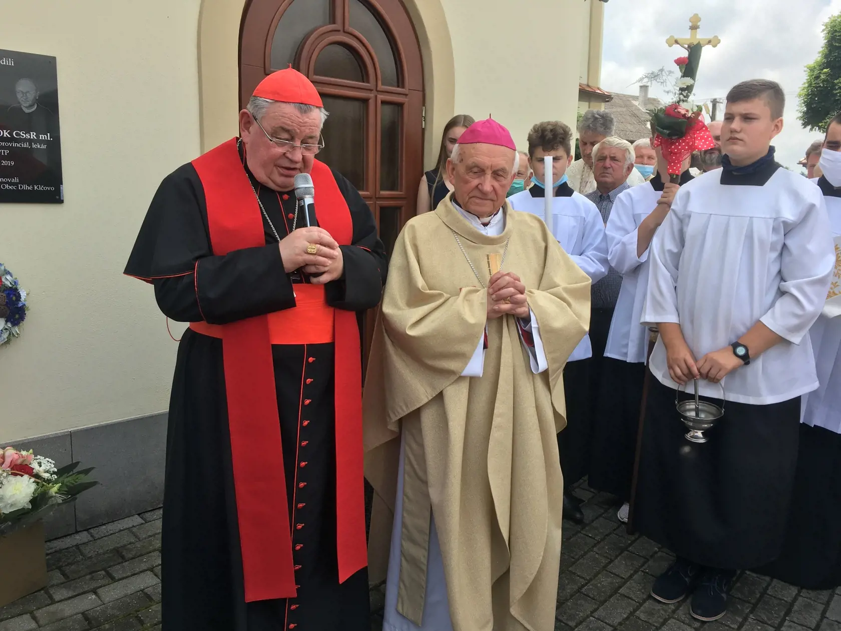 V obci Dlhé Klčovo sa stretol kardinál Dominik Duka s košickým emeritným arcibiskupom Alojzom Tkáčom, ktorý bol hlavným celebrantom svätej omše.