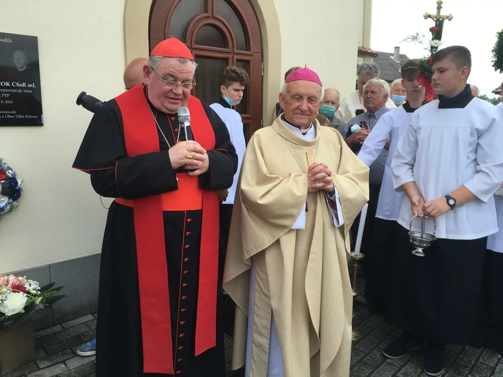 V obci Dlhé Klčovo sa stretol kardinál Dominik Duka s košickým emeritným arcibiskupom Alojzom Tkáčom, ktorý bol hlavným celebrantom svätej omše.