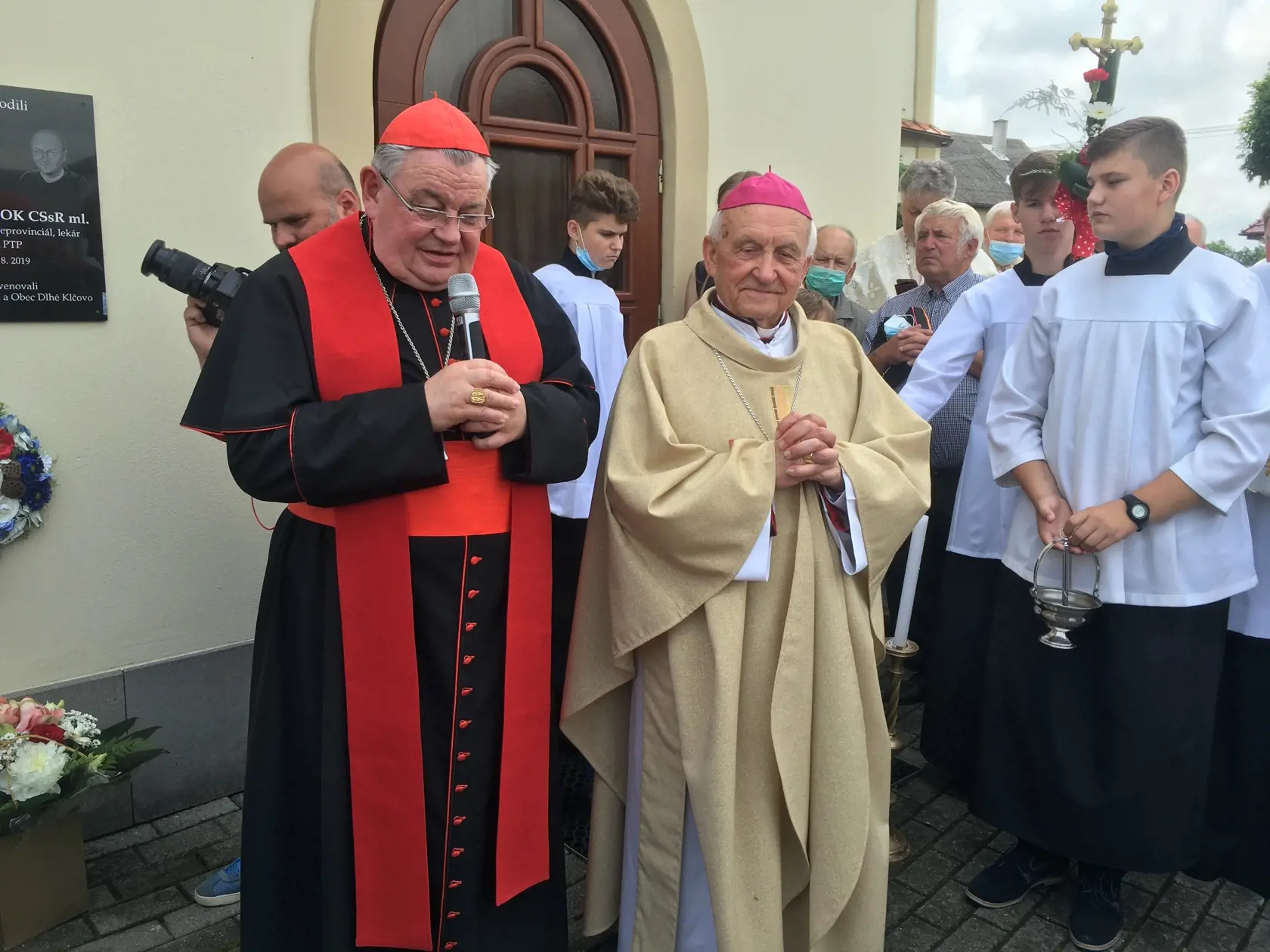 Obaja arcibiskupi udelili požehnanie obci i zhromaždeniu.