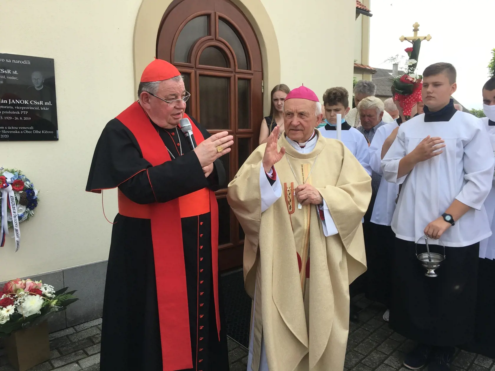 Obaja arcibiskupi udelili požehnanie obci i zhromaždeniu.