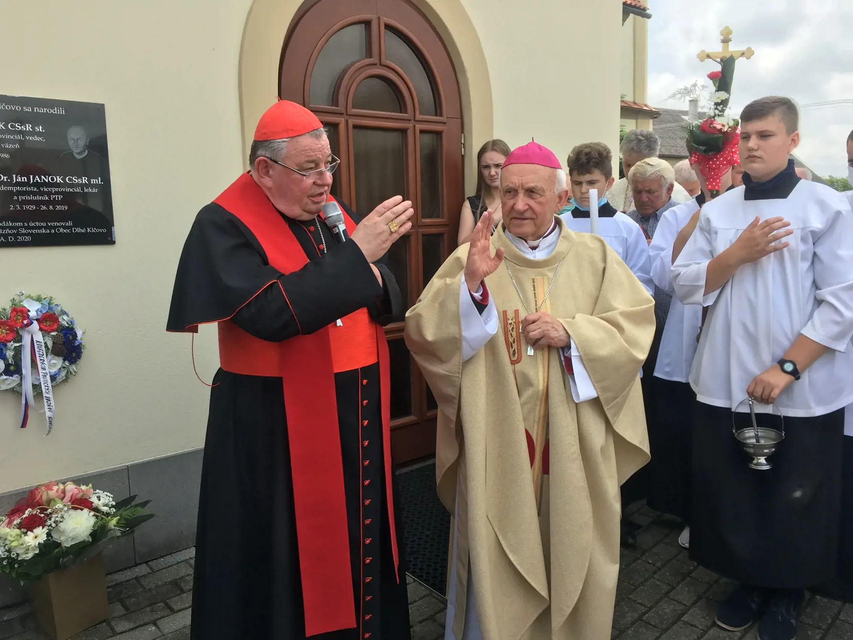 Obaja arcibiskupi udelili požehnanie obci i zhromaždeniu.