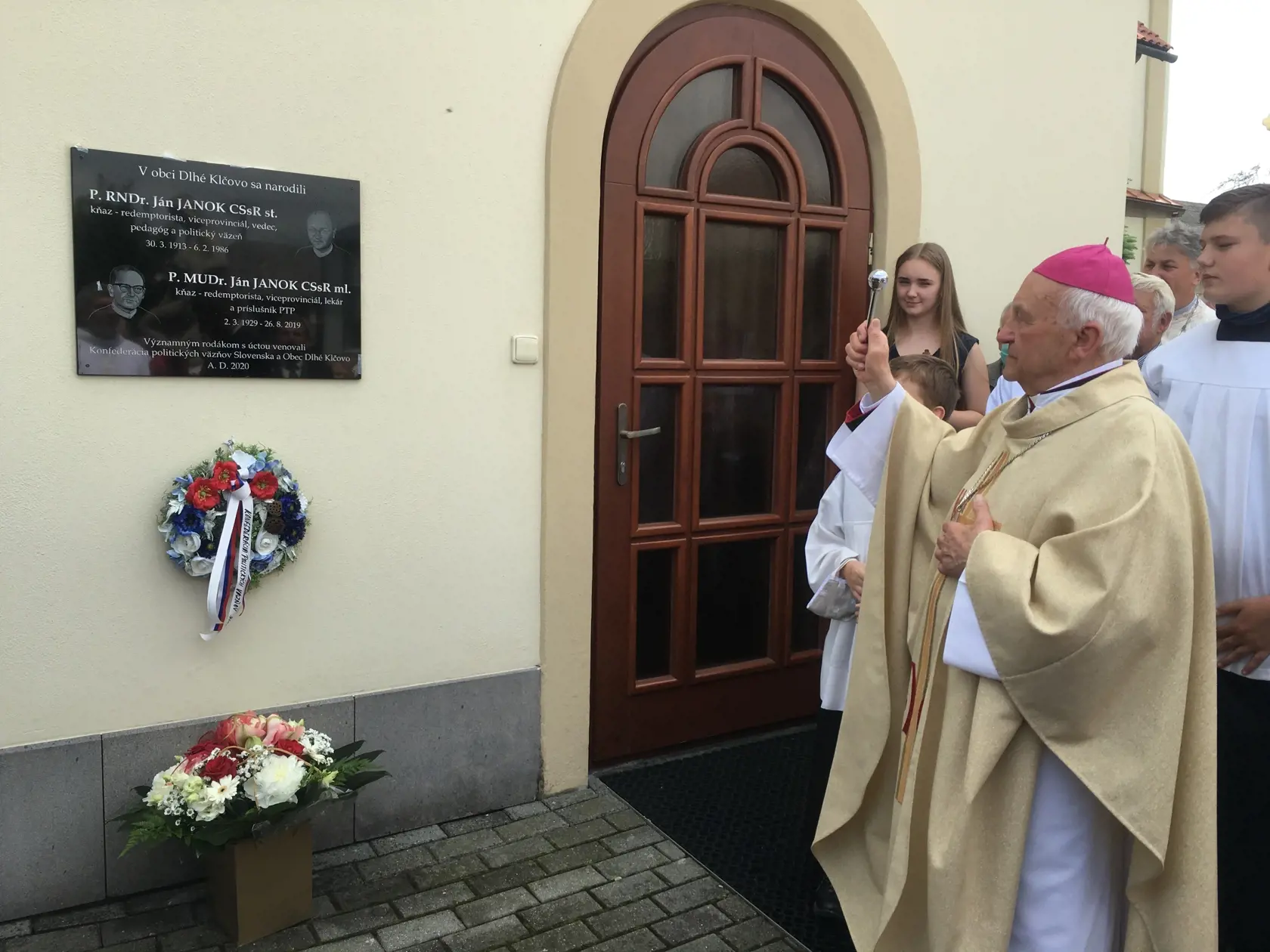 Košický emeritný arcibiskup Alojz Tkáč pokropil pamätnú tabuľu svätenou vodou.
