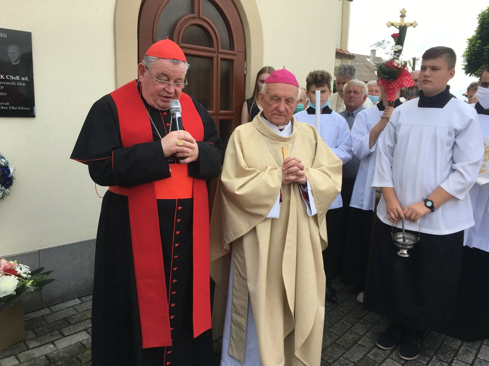 V obci Dlhé Klčovo sa stretol kardinál Dominik Duka s košickým emeritným arcibiskupom Alojzom Tkáčom, ktorý bol hlavným celebrantom svätej omše.