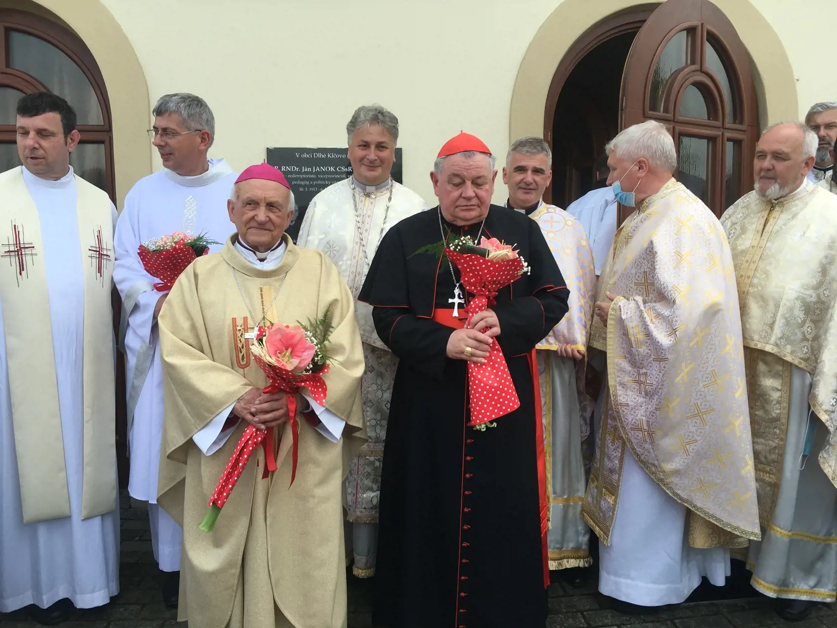 Vzácny hosť veľmi ochotne zapózoval s kňazmi a hosťami slávnosti v Dlhom Klčove.