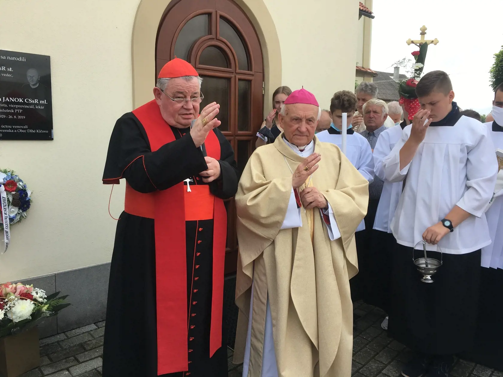Obaja arcibiskupi udelili požehnanie obci i zhromaždeniu.
