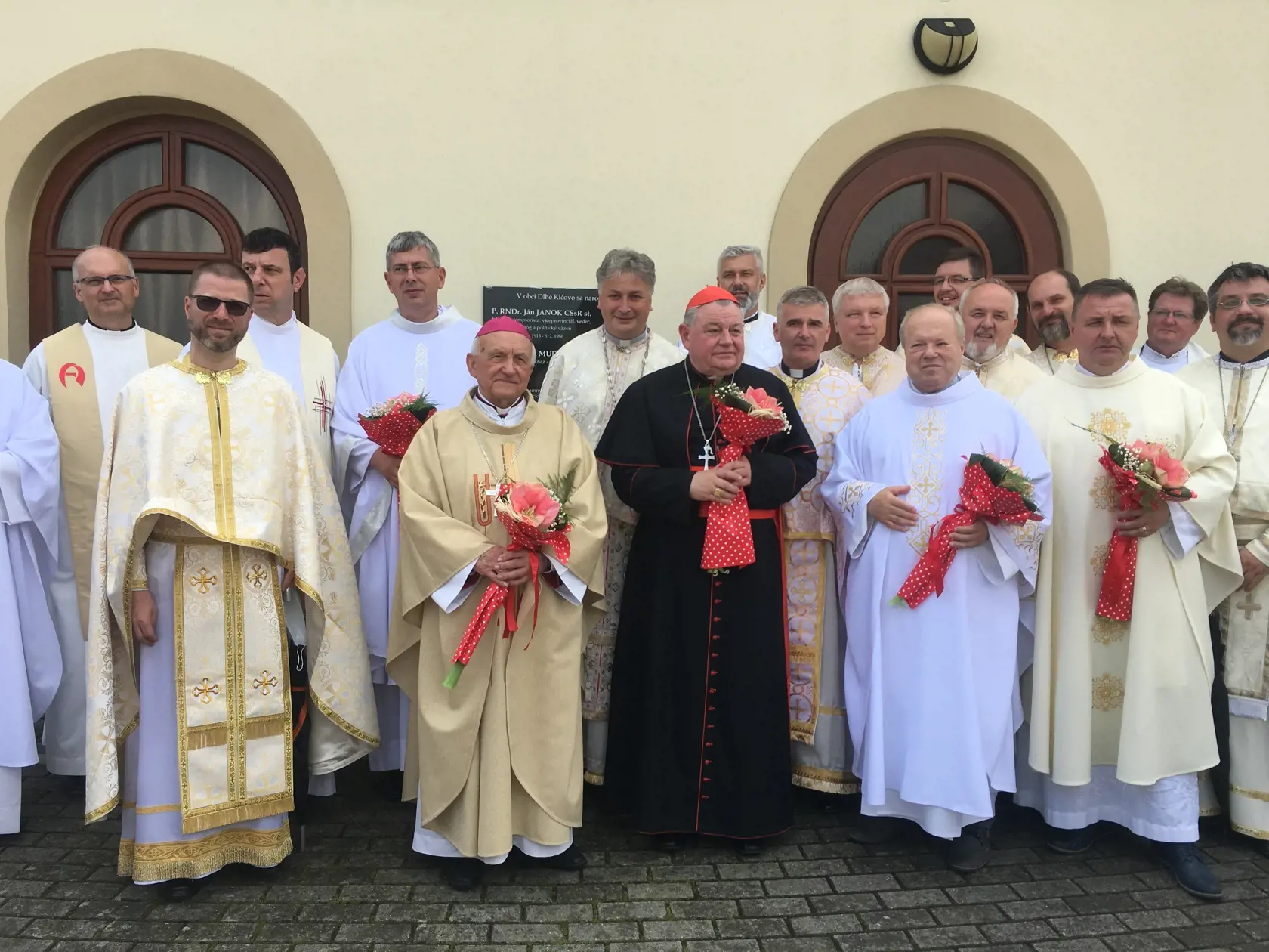 Vzácny hosť veľmi ochotne zapózoval s kňazmi a hosťami slávnosti v Dlhom Klčove.